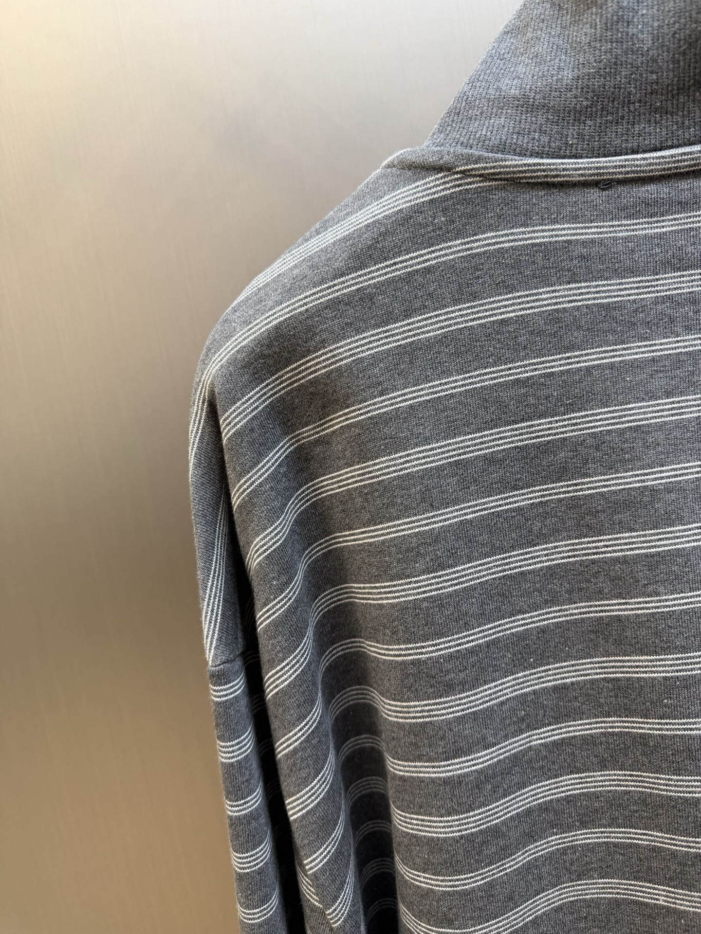 Miu gray and white striped stand collar zipper jacket White and gray interwoven jacquard terry bottom fabric, the main body is made of 24-count double yarn as the top layer, and the bottom layer is 10-count roving terry, with a weight of 380g/m²; the rib part uses a 21-count 2×2 structure, with a weight of 380g/m² - Image 5