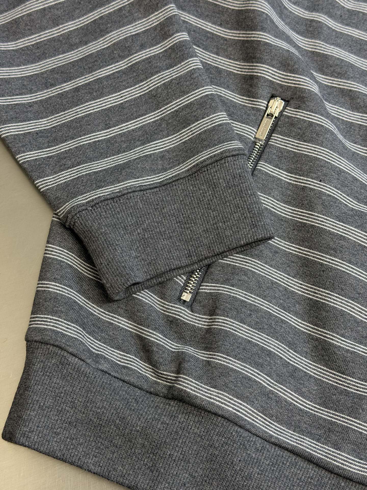 Miu gray and white striped stand collar zipper jacket White and gray interwoven jacquard terry bottom fabric, the main body is made of 24-count double yarn as the top layer, and the bottom layer is 10-count roving terry, with a weight of 380g/m²; the rib part uses a 21-count 2×2 structure, with a weight of 380g/m² - Image 8