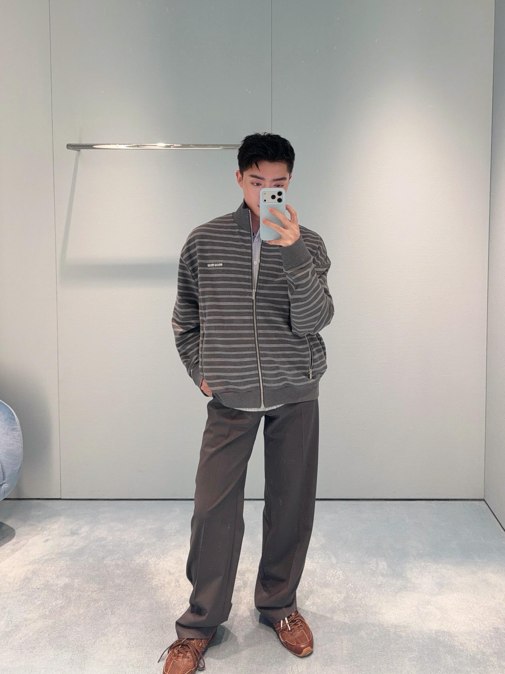 Miu gray and white striped stand collar zipper jacket White and gray interwoven jacquard terry bottom fabric, the main body is made of 24-count double yarn as the top layer, and the bottom layer is 10-count roving terry, with a weight of 380g/m²; the rib part uses a 21-count 2×2 structure, with a weight of 380g/m² - Image 11