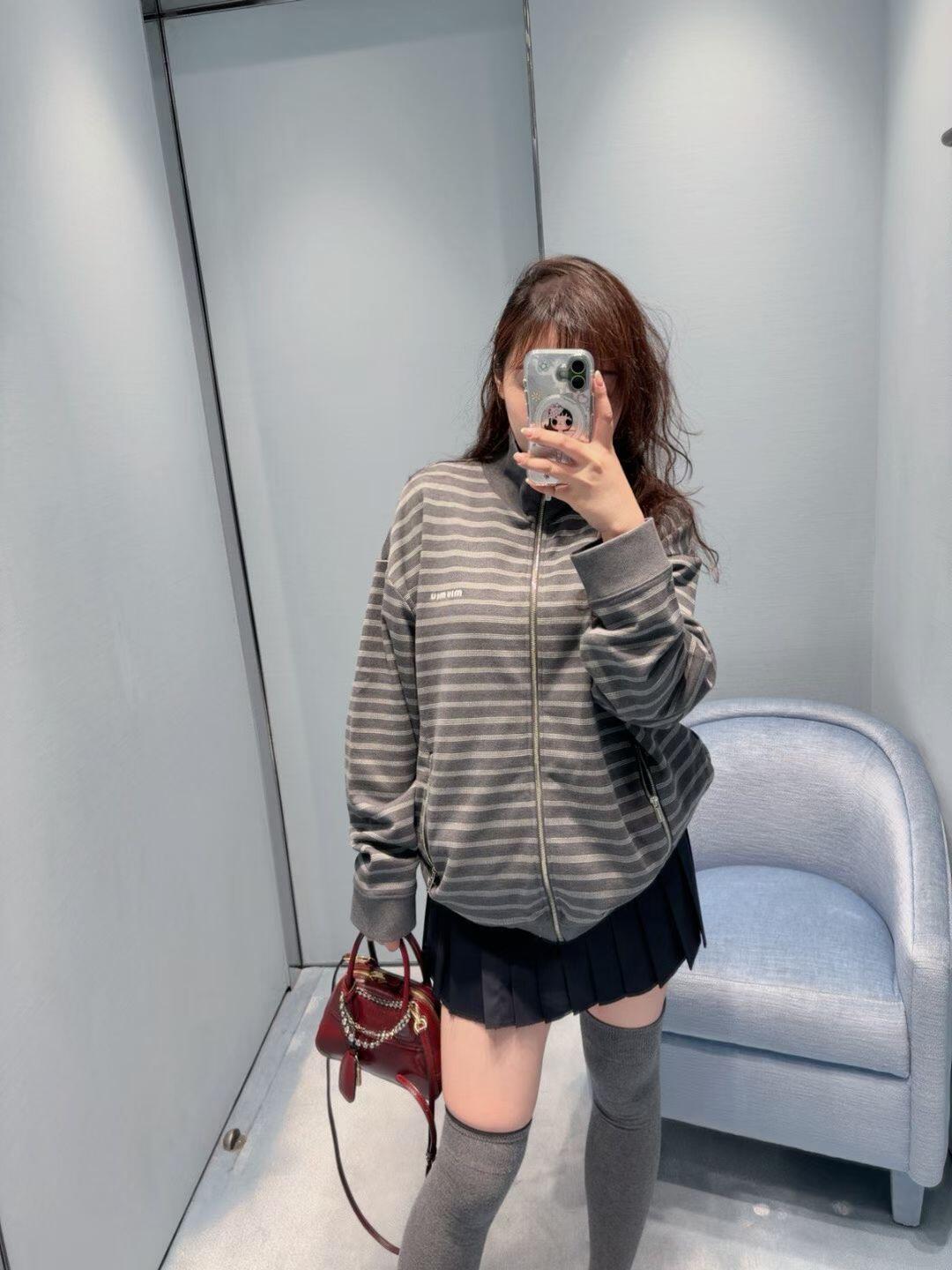 Miu gray and white striped stand collar zipper jacket White and gray interwoven jacquard terry bottom fabric, the main body is made of 24-count double yarn as the top layer, and the bottom layer is 10-count roving terry, with a weight of 380g/m²; the rib part uses a 21-count 2×2 structure, with a weight of 380g/m² - Image 14