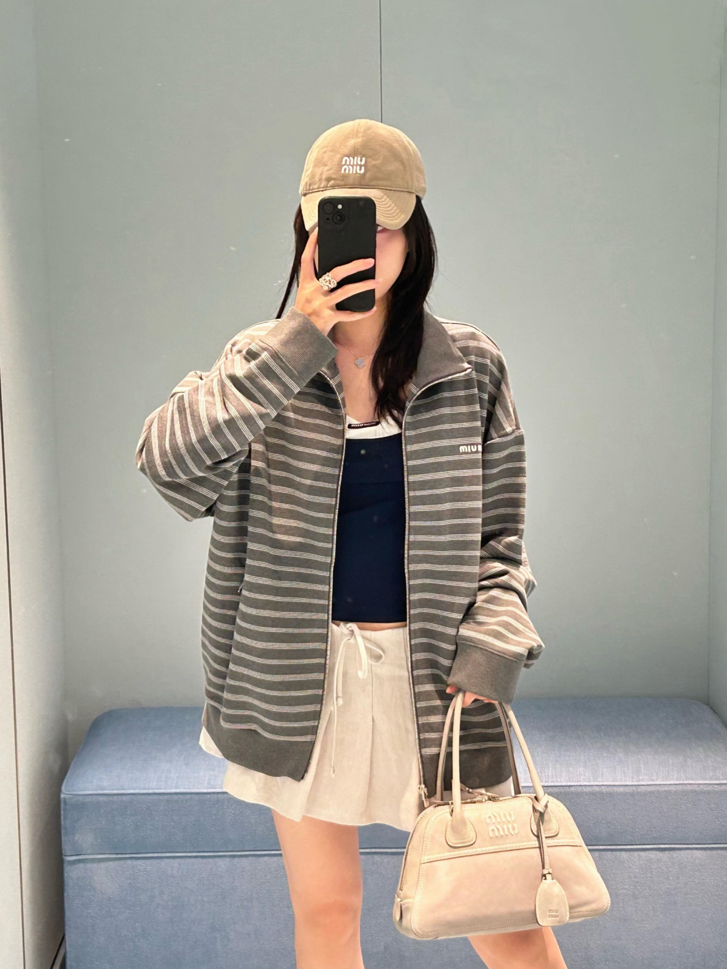 Miu gray and white striped stand collar zipper jacket White and gray interwoven jacquard terry bottom fabric, the main body is made of 24-count double yarn as the top layer, and the bottom layer is 10-count roving terry, with a weight of 380g/m²; the rib part uses a 21-count 2×2 structure, with a weight of 380g/m² - Image 15