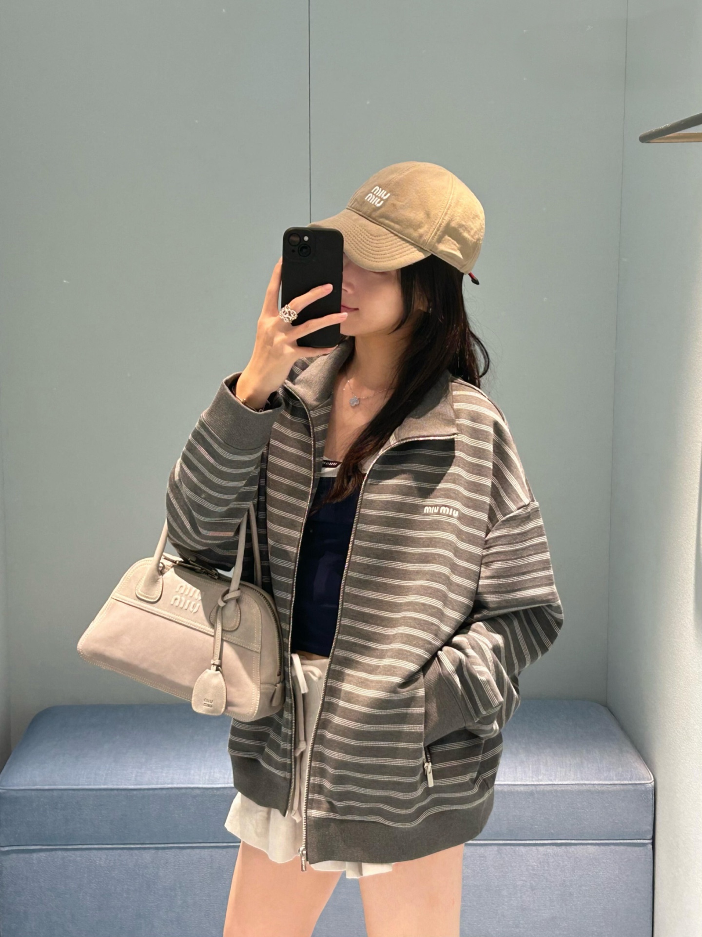 Miu gray and white striped stand collar zipper jacket White and gray interwoven jacquard terry bottom fabric, the main body is made of 24-count double yarn as the top layer, and the bottom layer is 10-count roving terry, with a weight of 380g/m²; the rib part uses a 21-count 2×2 structure, with a weight of 380g/m² - Image 16