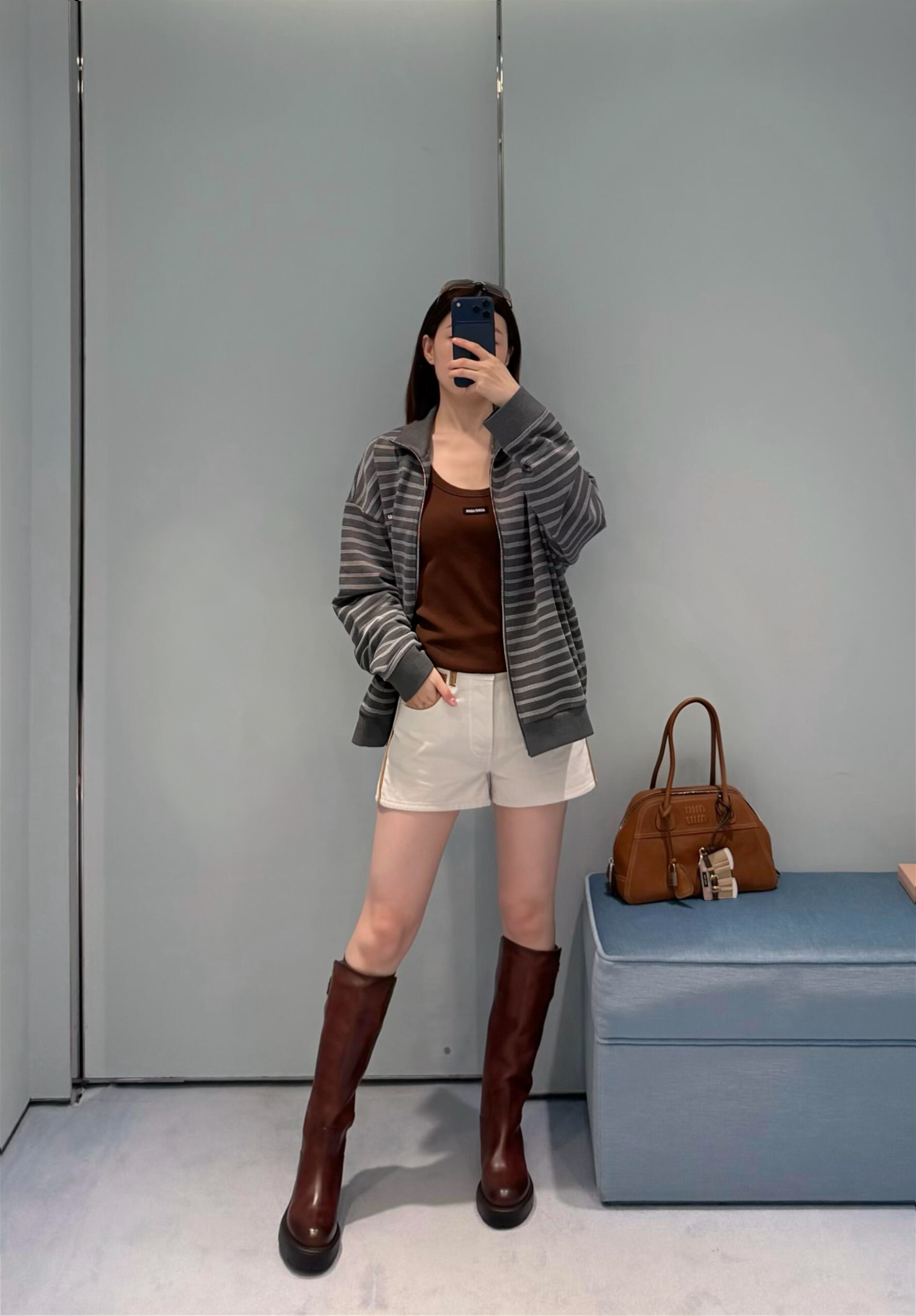 Miu gray and white striped stand collar zipper jacket White and gray interwoven jacquard terry bottom fabric, the main body is made of 24-count double yarn as the top layer, and the bottom layer is 10-count roving terry, with a weight of 380g/m²; the rib part uses a 21-count 2×2 structure, with a weight of 380g/m² - Image 17