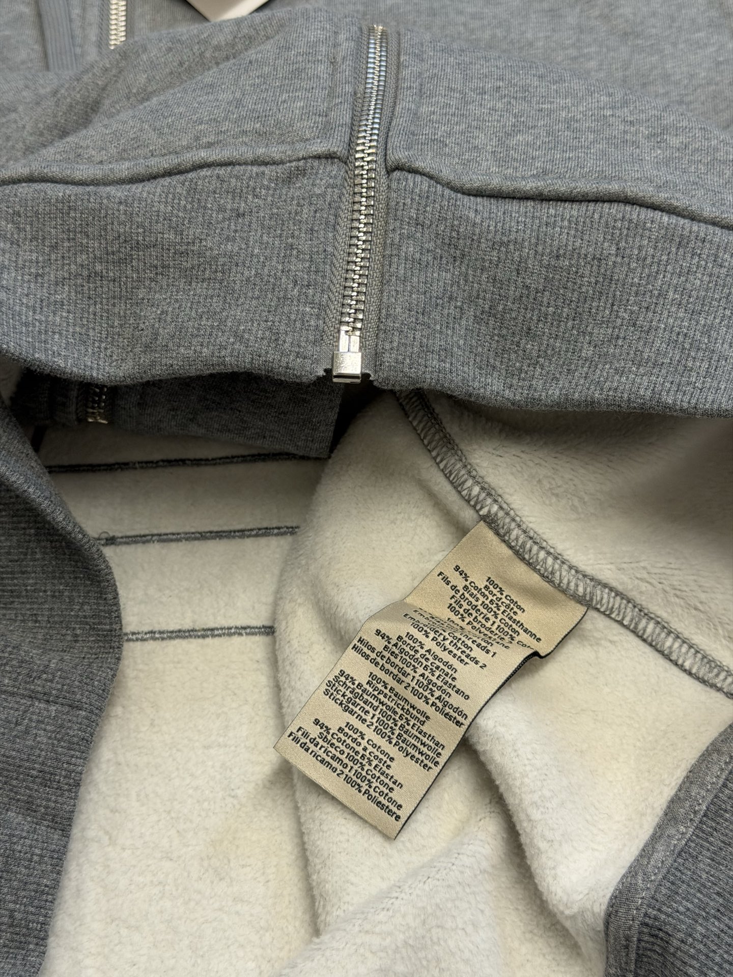 Hermès appliqué zippered jacket Customized wadding and heavy cotton velvet, a neat full-open zipper creates a smooth hooded configuration, the drawstring of the same color can be adjusted to the shape of the hood, and the kangaroo pocket hides practical ingenuity. The back is embellished with deconstructed equestrian totem patch printing, and the classic carriage and spur patterns are reconstructed through perspective art, laying out the brand's century-old equestrian heritage in the calm texture. - Image 7