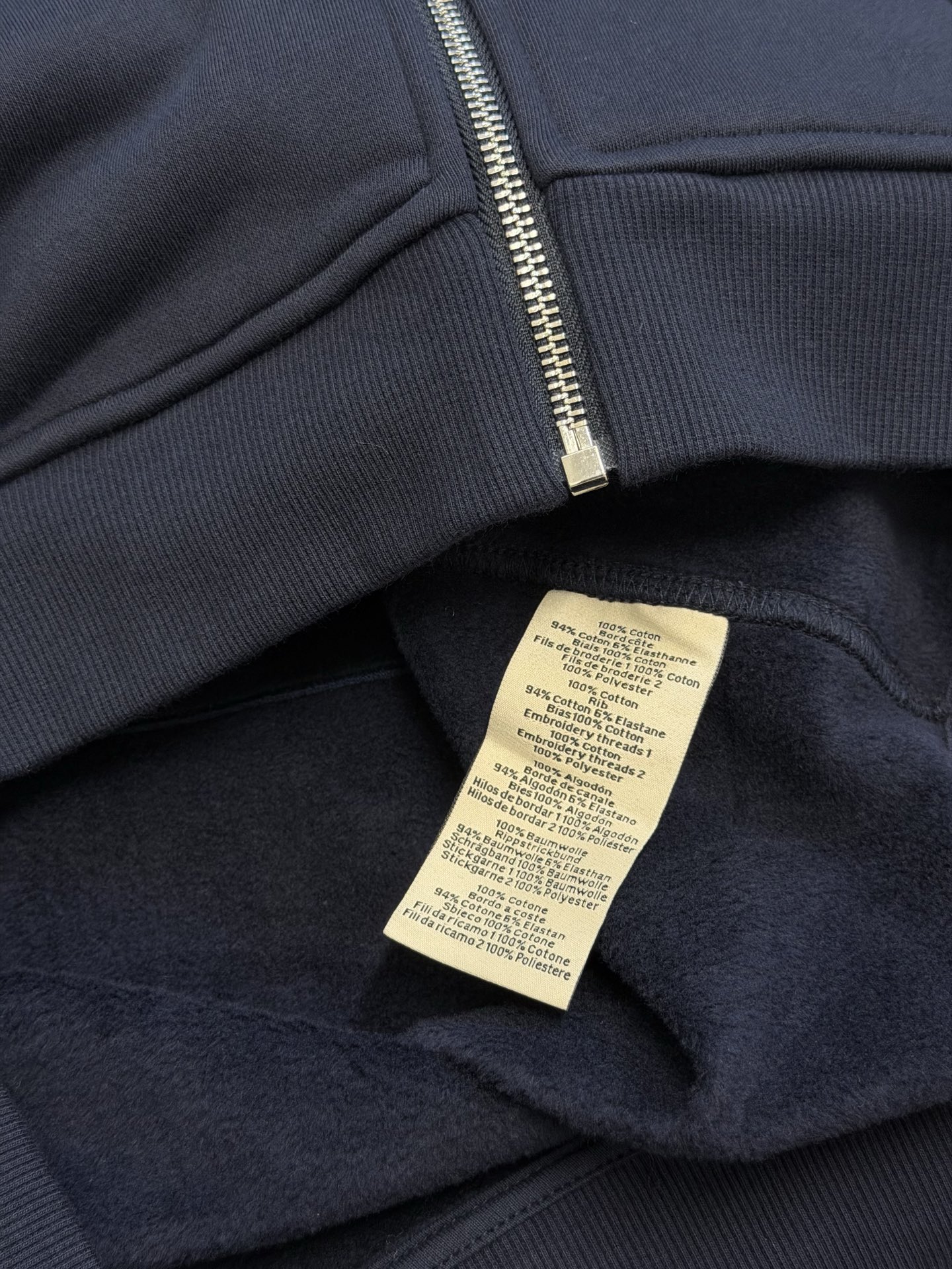 Hermès appliqué zippered jacket Customized wadding and heavy cotton velvet, a neat full-open zipper creates a smooth hooded configuration, the drawstring of the same color can be adjusted to the shape of the hood, and the kangaroo pocket hides practical ingenuity. The back is embellished with deconstructed equestrian totem patch printing, and the classic carriage and spur patterns are reconstructed through perspective art, laying out the brand's century-old equestrian heritage in the calm texture. - Image 7
