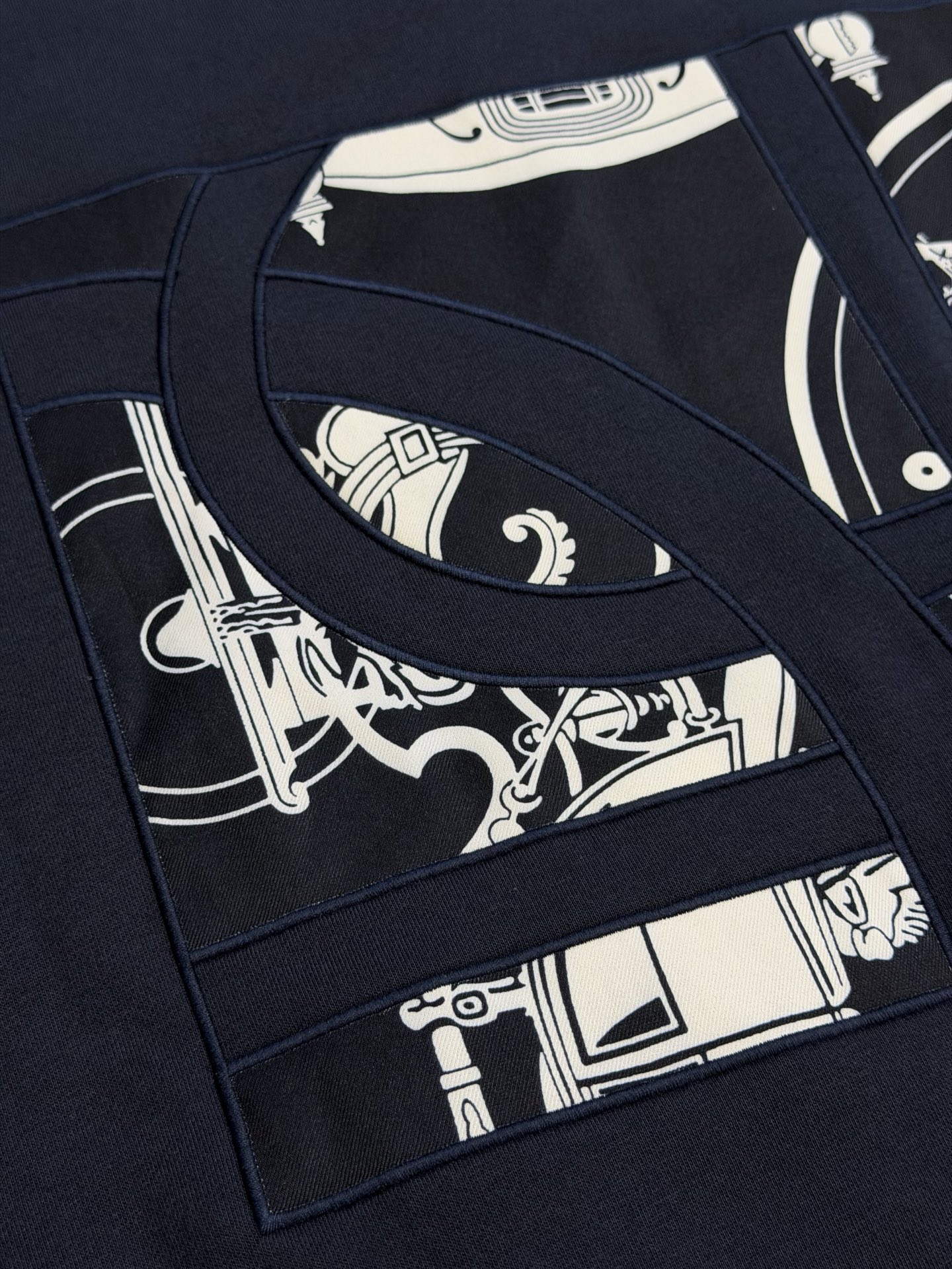 Hermès appliqué zippered jacket Customized wadding and heavy cotton velvet, a neat full-open zipper creates a smooth hooded configuration, the drawstring of the same color can be adjusted to the shape of the hood, and the kangaroo pocket hides practical ingenuity. The back is embellished with deconstructed equestrian totem patch printing, and the classic carriage and spur patterns are reconstructed through perspective art, laying out the brand's century-old equestrian heritage in the calm texture. - Image 8