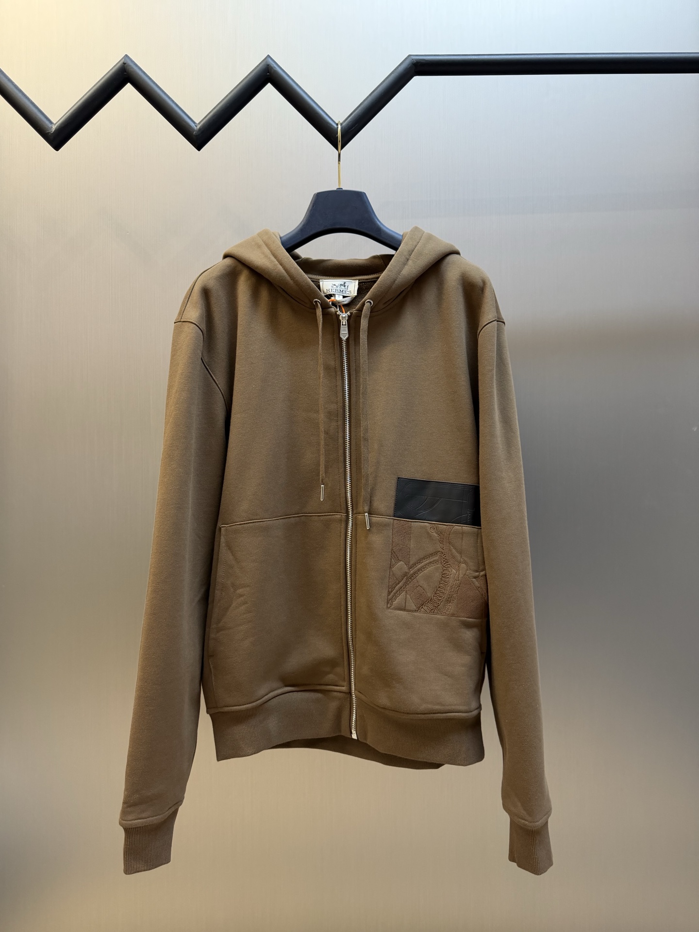 Hermès embroidered leather zippered jacket Customized Yunheng brocade cotton velvet, a neat full-open zipper creates a smooth hooded configuration, and the drawstring of the same color can be adjusted to the shape of the hood.