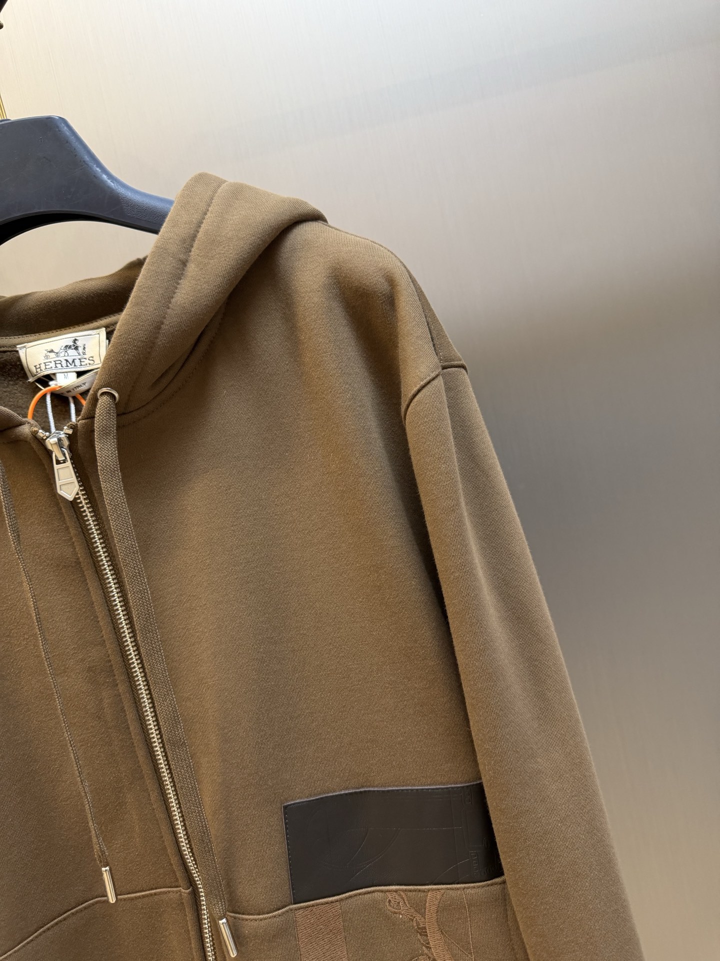 Hermès embroidered leather zippered jacket Customized Yunheng brocade cotton velvet, a neat full-open zipper creates a smooth hooded configuration, and the drawstring of the same color can be adjusted to the shape of the hood. - Image 3