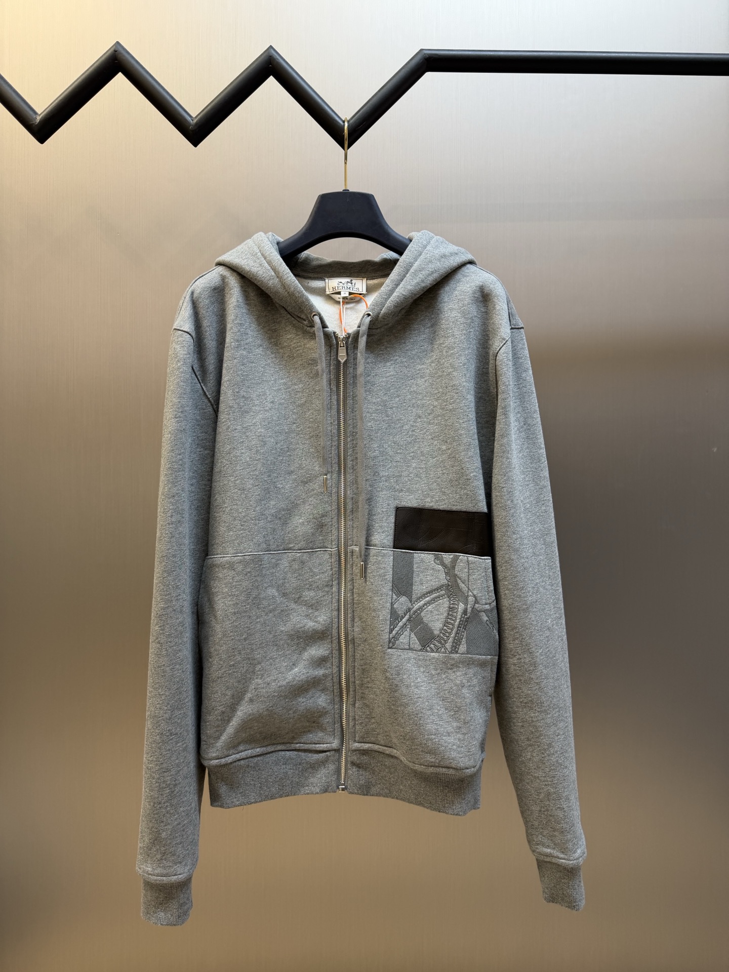Hermès embroidered leather zippered jacket Customized Yunheng brocade cotton velvet, a neat full-open zipper creates a smooth hooded configuration, and the drawstring of the same color can be adjusted to the shape of the hood