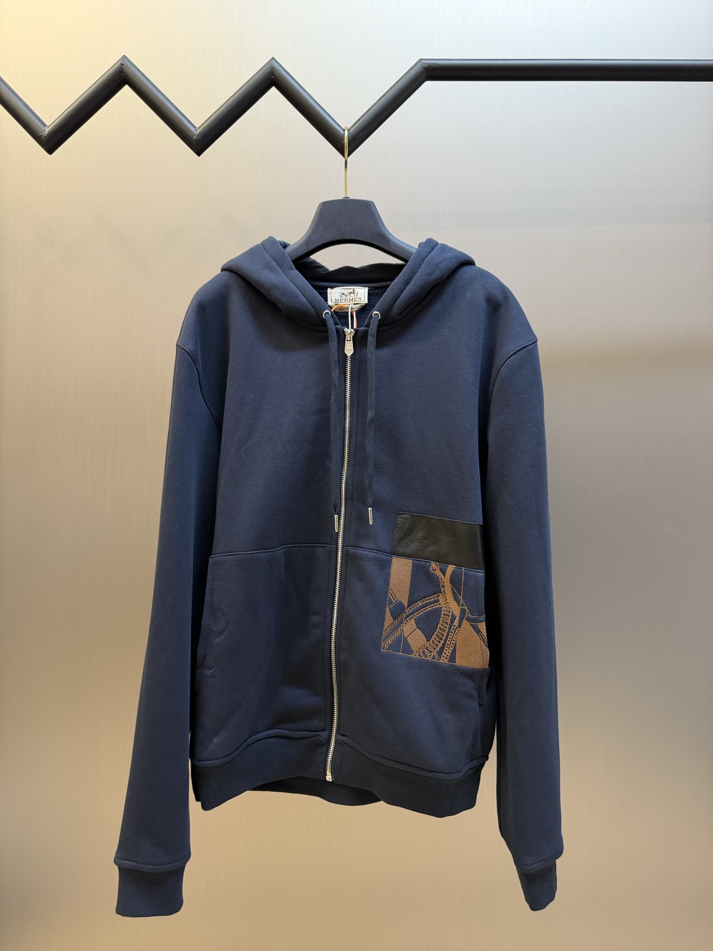 Hermès embroidered leather zippered jacket Customized Yunheng brocade cotton velvet, a neat full-open zipper creates a smooth hooded configuration, and the drawstring of the same color can be adjusted to the shape of the hood.