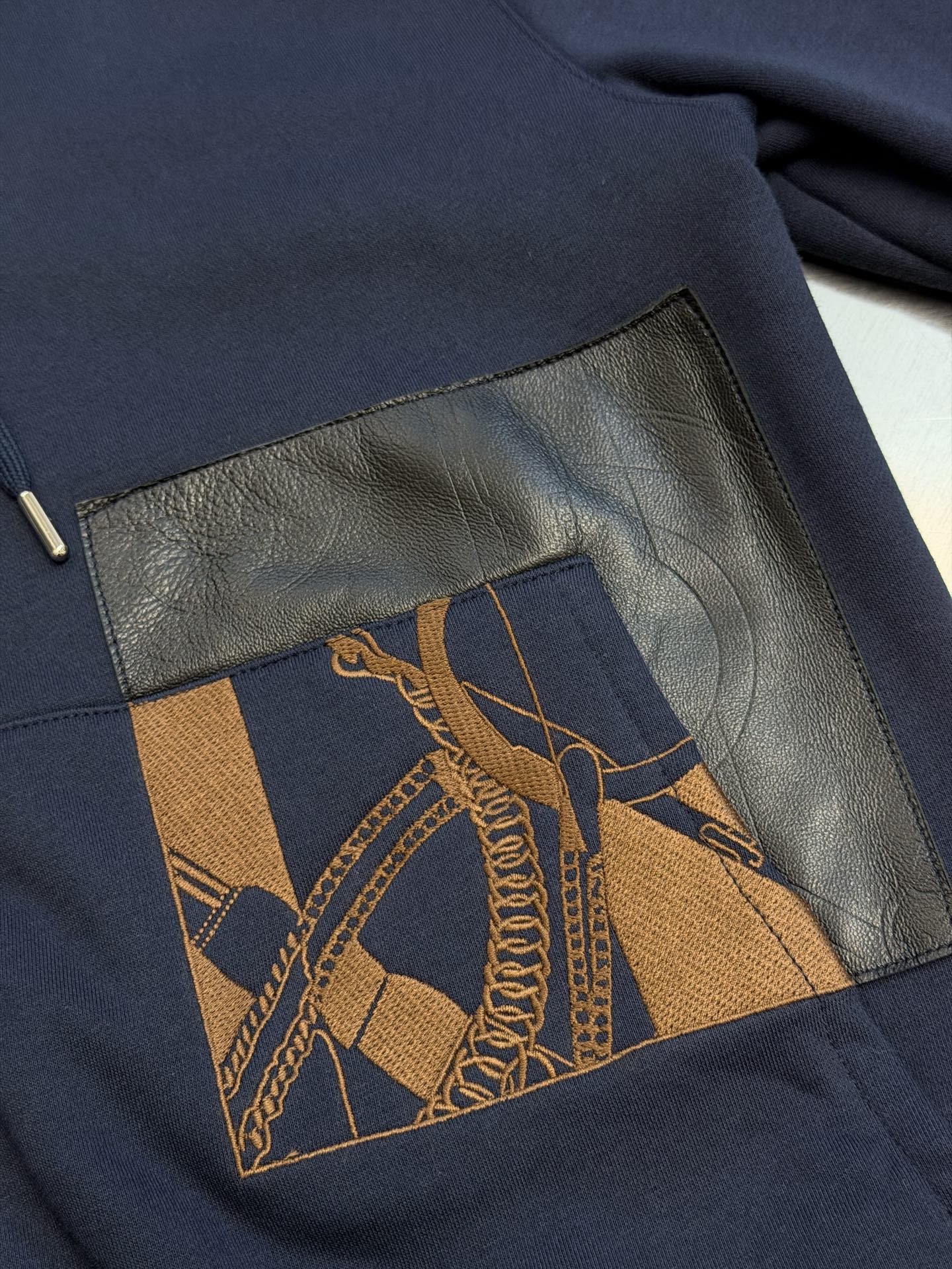 Hermès embroidered leather zippered jacket Customized Yunheng brocade cotton velvet, a neat full-open zipper creates a smooth hooded configuration, and the drawstring of the same color can be adjusted to the shape of the hood. - Image 7
