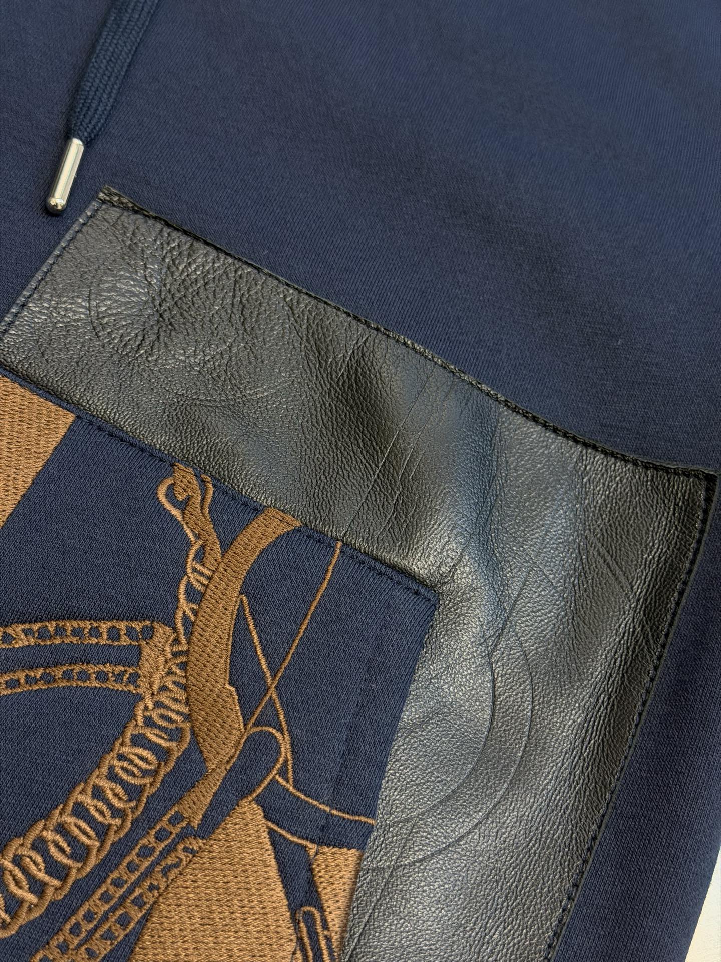 Hermès embroidered leather zippered jacket Customized Yunheng brocade cotton velvet, a neat full-open zipper creates a smooth hooded configuration, and the drawstring of the same color can be adjusted to the shape of the hood. - Image 8