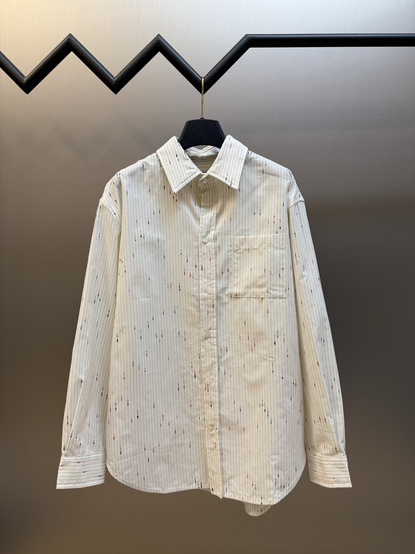 Xiaoxiang Double C embroidered striped shirt Customized star-dot yarn-dyed jacquard poplin material, pure white porcelain spreads the body in sequence, fine ink vertical patterns are interwoven with fine colorful dots and shooting stars, precipitating the French simple and relaxed luxury charm of aristocratic family