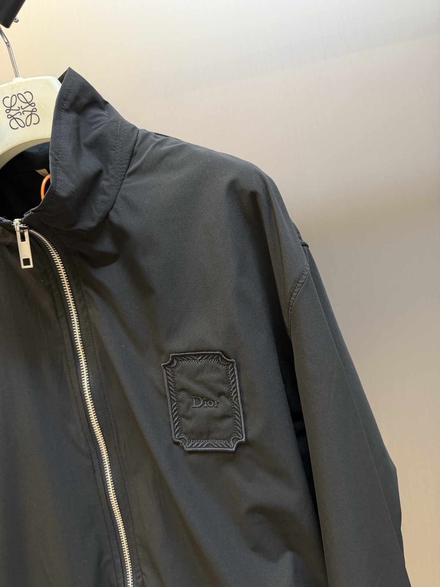 Dr Medaillon embroidered badge zipped jacket Customized Shen Yao Yun Xu worsted cotton, low saturation matte black tones to reduce the edge, neat stand-up collar outlines a simple silhouette, two-way metal zipper runs through the body, showing exquisite texture between opening and closing, embellished with Dr Médaillon logo patch on the chest, tracing back to the Rococo aesthetics of the brand salon in the 18th century, retro relief patterns are hidden in every square inch, engraved with the heritage of the Maison across time. - Image 3