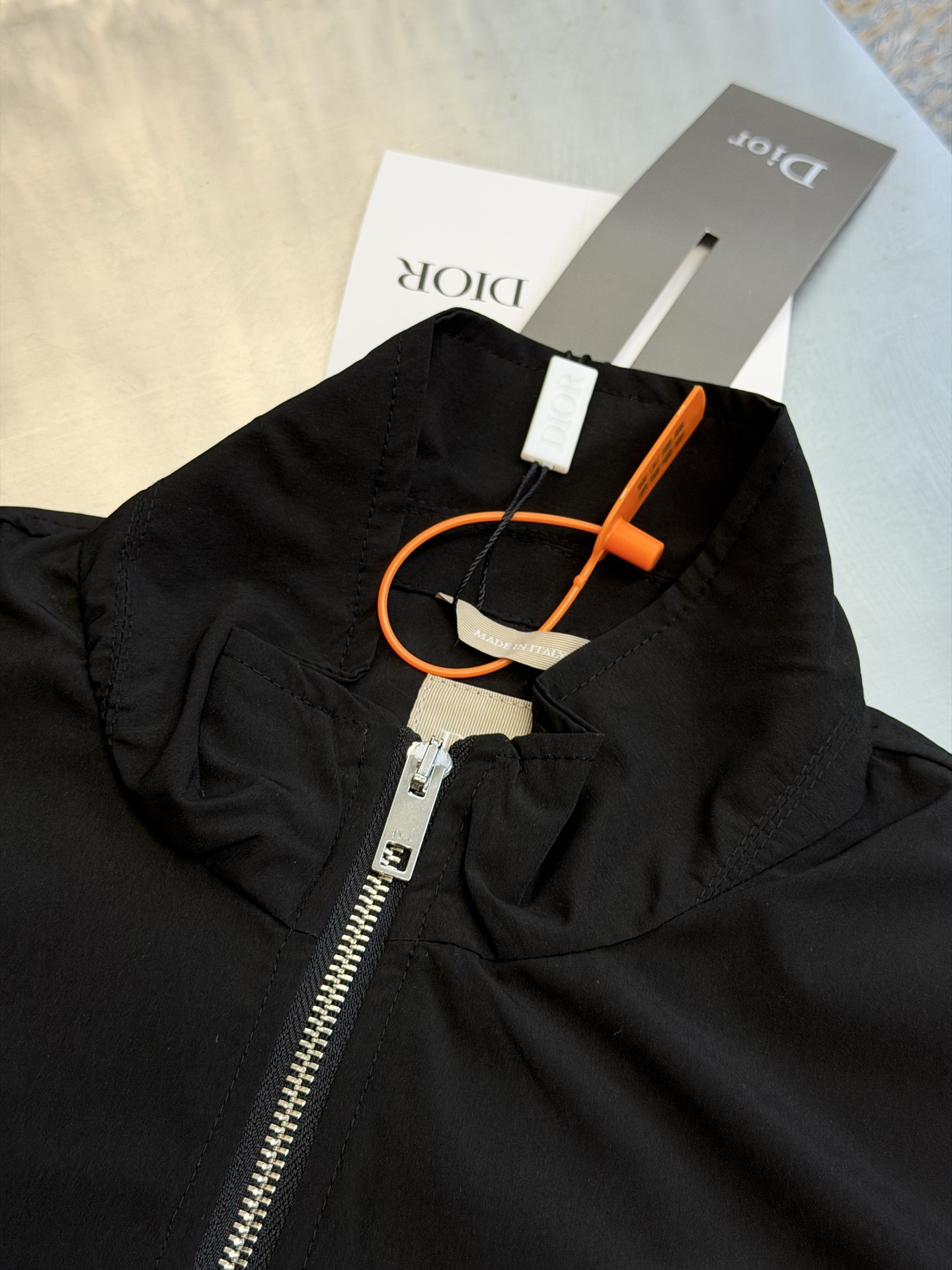 Dr Medaillon embroidered badge zipped jacket Customized Shen Yao Yun Xu worsted cotton, low saturation matte black tones to reduce the edge, neat stand-up collar outlines a simple silhouette, two-way metal zipper runs through the body, showing exquisite texture between opening and closing, embellished with Dr Médaillon logo patch on the chest, tracing back to the Rococo aesthetics of the brand salon in the 18th century, retro relief patterns are hidden in every square inch, engraved with the heritage of the Maison across time. - Image 5