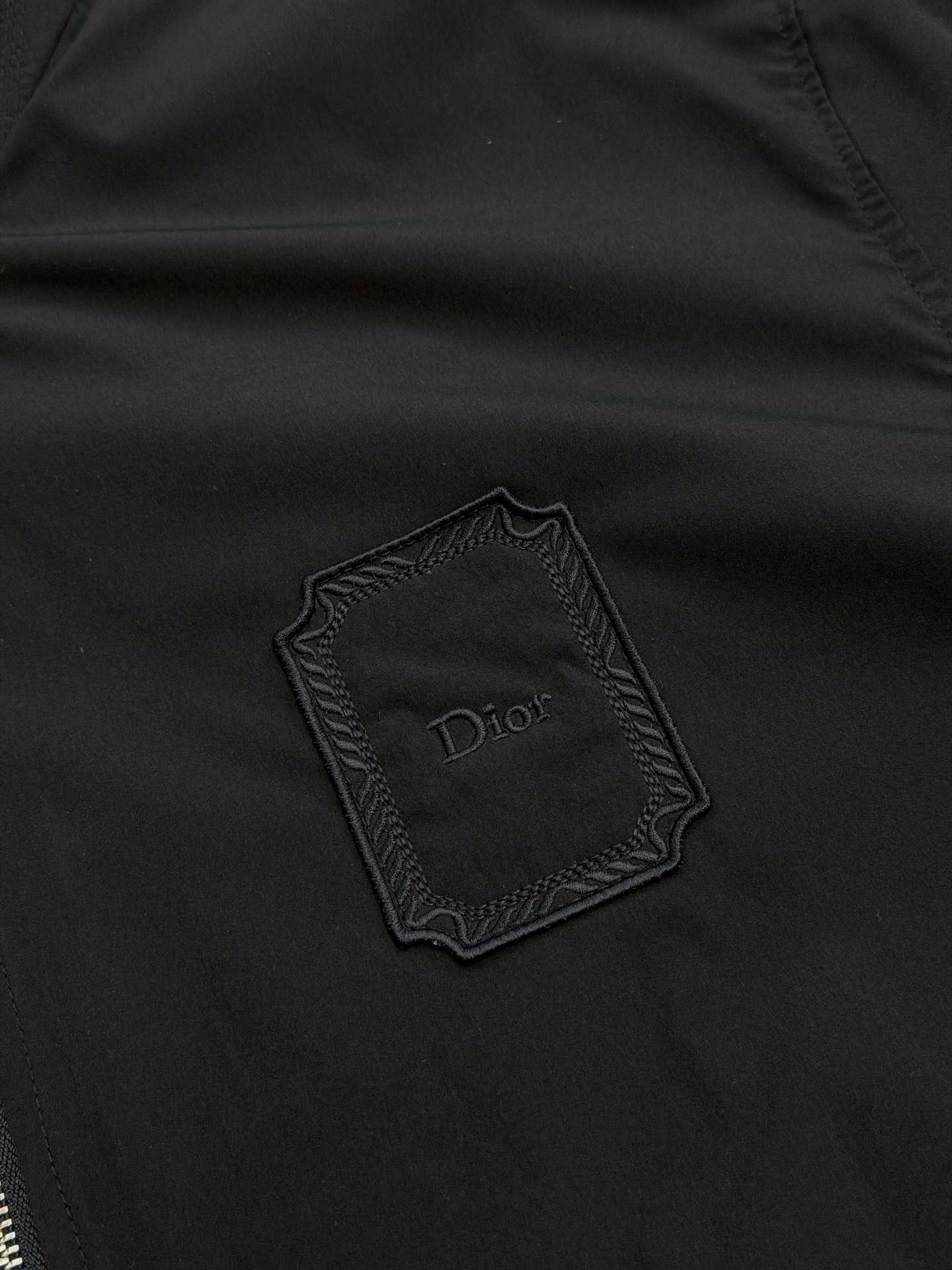 Dr Medaillon embroidered badge zipped jacket Customized Shen Yao Yun Xu worsted cotton, low saturation matte black tones to reduce the edge, neat stand-up collar outlines a simple silhouette, two-way metal zipper runs through the body, showing exquisite texture between opening and closing, embellished with Dr Médaillon logo patch on the chest, tracing back to the Rococo aesthetics of the brand salon in the 18th century, retro relief patterns are hidden in every square inch, engraved with the heritage of the Maison across time. - Image 6