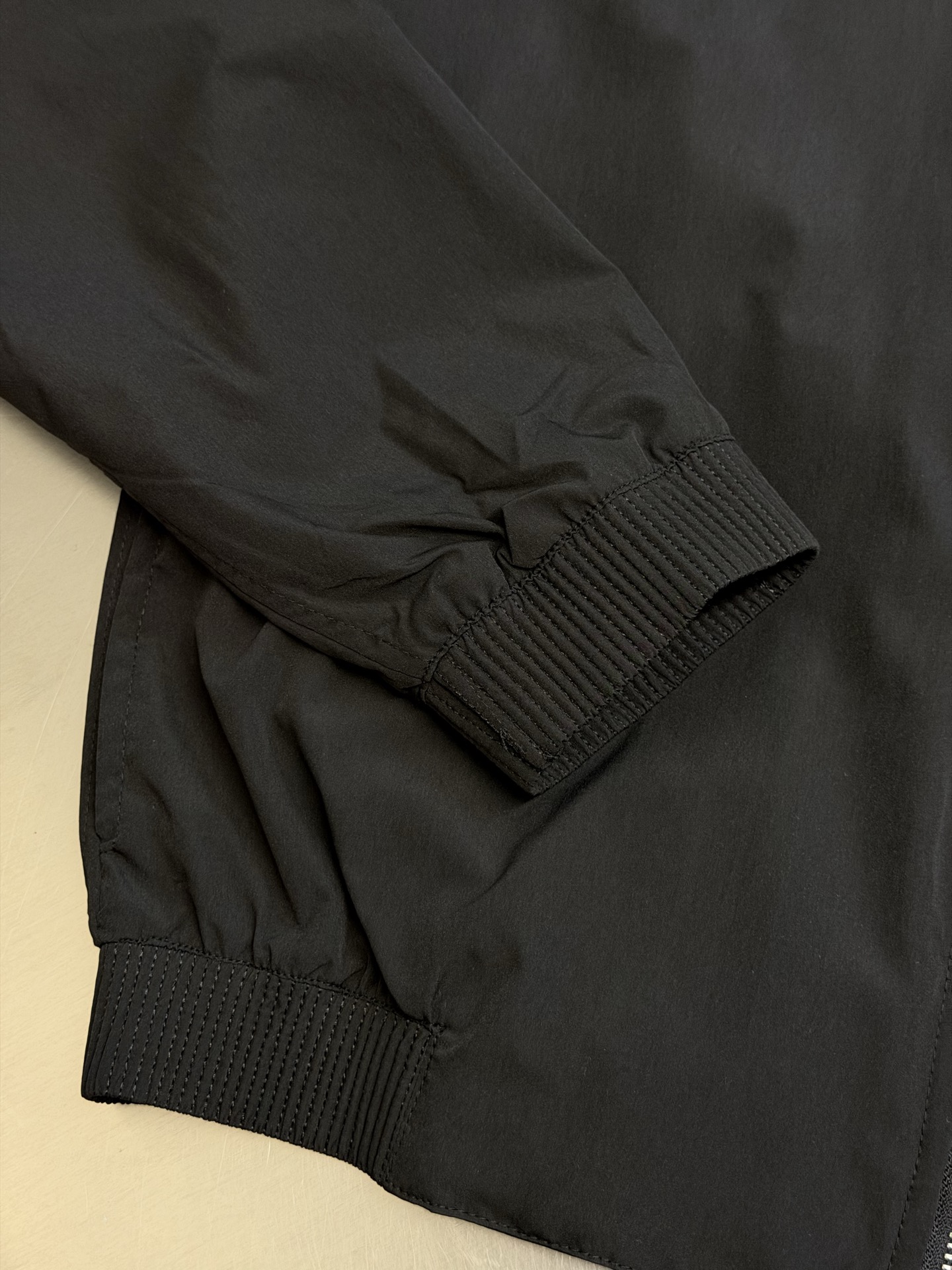 Dr Medaillon embroidered badge zipped jacket Customized Shen Yao Yun Xu worsted cotton, low saturation matte black tones to reduce the edge, neat stand-up collar outlines a simple silhouette, two-way metal zipper runs through the body, showing exquisite texture between opening and closing, embellished with Dr Médaillon logo patch on the chest, tracing back to the Rococo aesthetics of the brand salon in the 18th century, retro relief patterns are hidden in every square inch, engraved with the heritage of the Maison across time. - Image 7