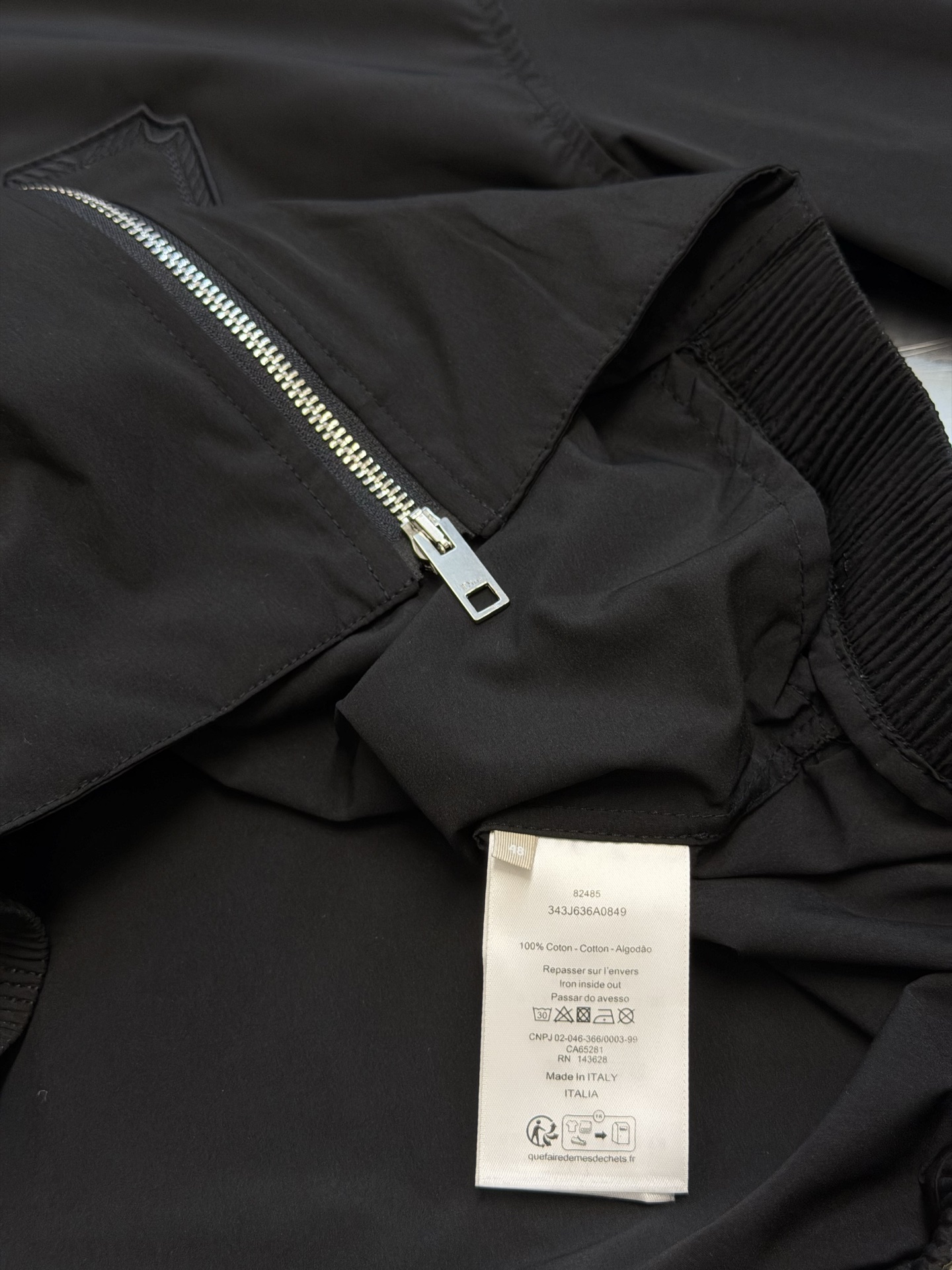 Dr Medaillon embroidered badge zipped jacket Customized Shen Yao Yun Xu worsted cotton, low saturation matte black tones to reduce the edge, neat stand-up collar outlines a simple silhouette, two-way metal zipper runs through the body, showing exquisite texture between opening and closing, embellished with Dr Médaillon logo patch on the chest, tracing back to the Rococo aesthetics of the brand salon in the 18th century, retro relief patterns are hidden in every square inch, engraved with the heritage of the Maison across time. - Image 8