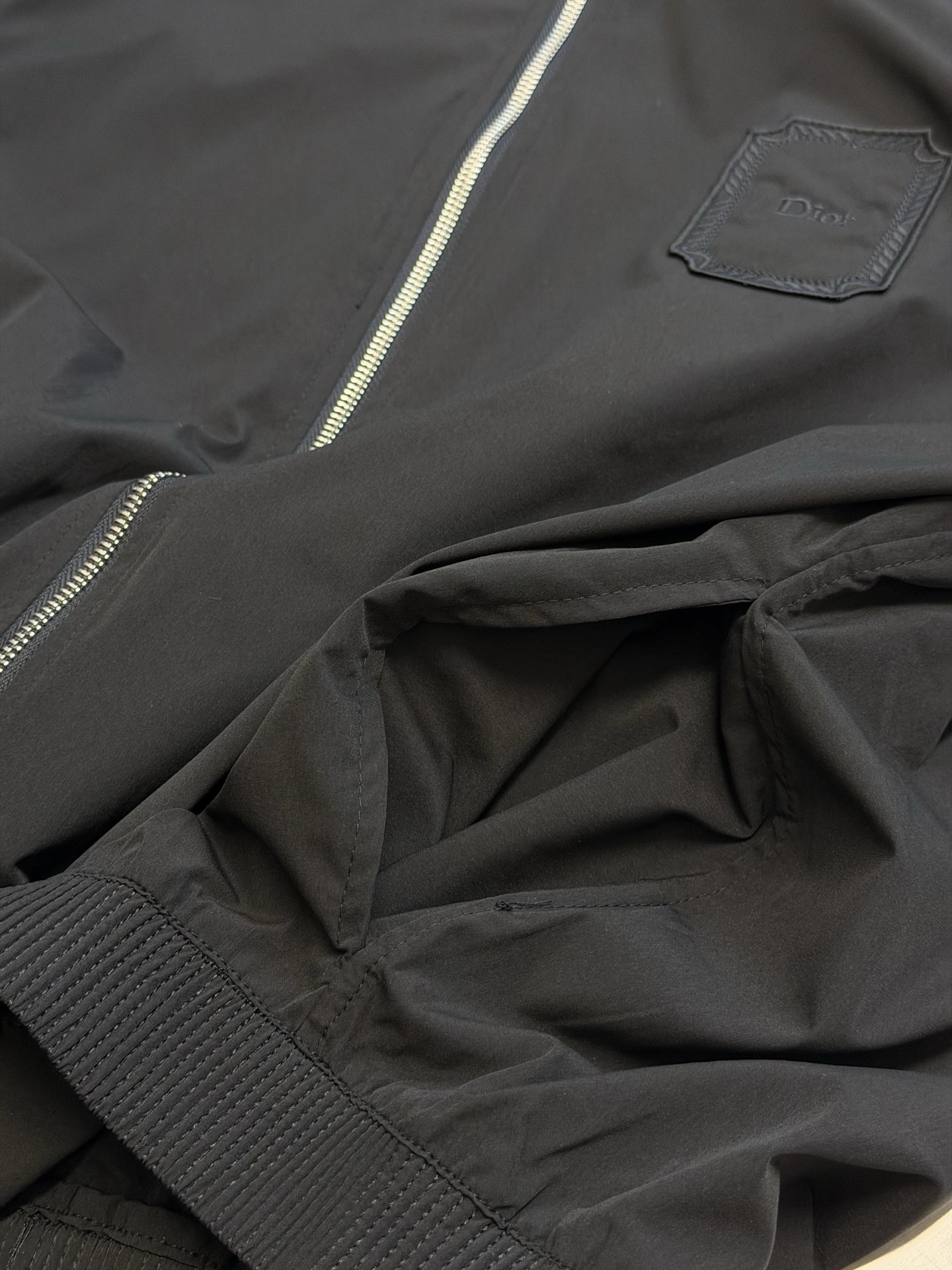 Dr Medaillon embroidered badge zipped jacket Customized Shen Yao Yun Xu worsted cotton, low saturation matte black tones to reduce the edge, neat stand-up collar outlines a simple silhouette, two-way metal zipper runs through the body, showing exquisite texture between opening and closing, embellished with Dr Médaillon logo patch on the chest, tracing back to the Rococo aesthetics of the brand salon in the 18th century, retro relief patterns are hidden in every square inch, engraved with the heritage of the Maison across time. - Image 9