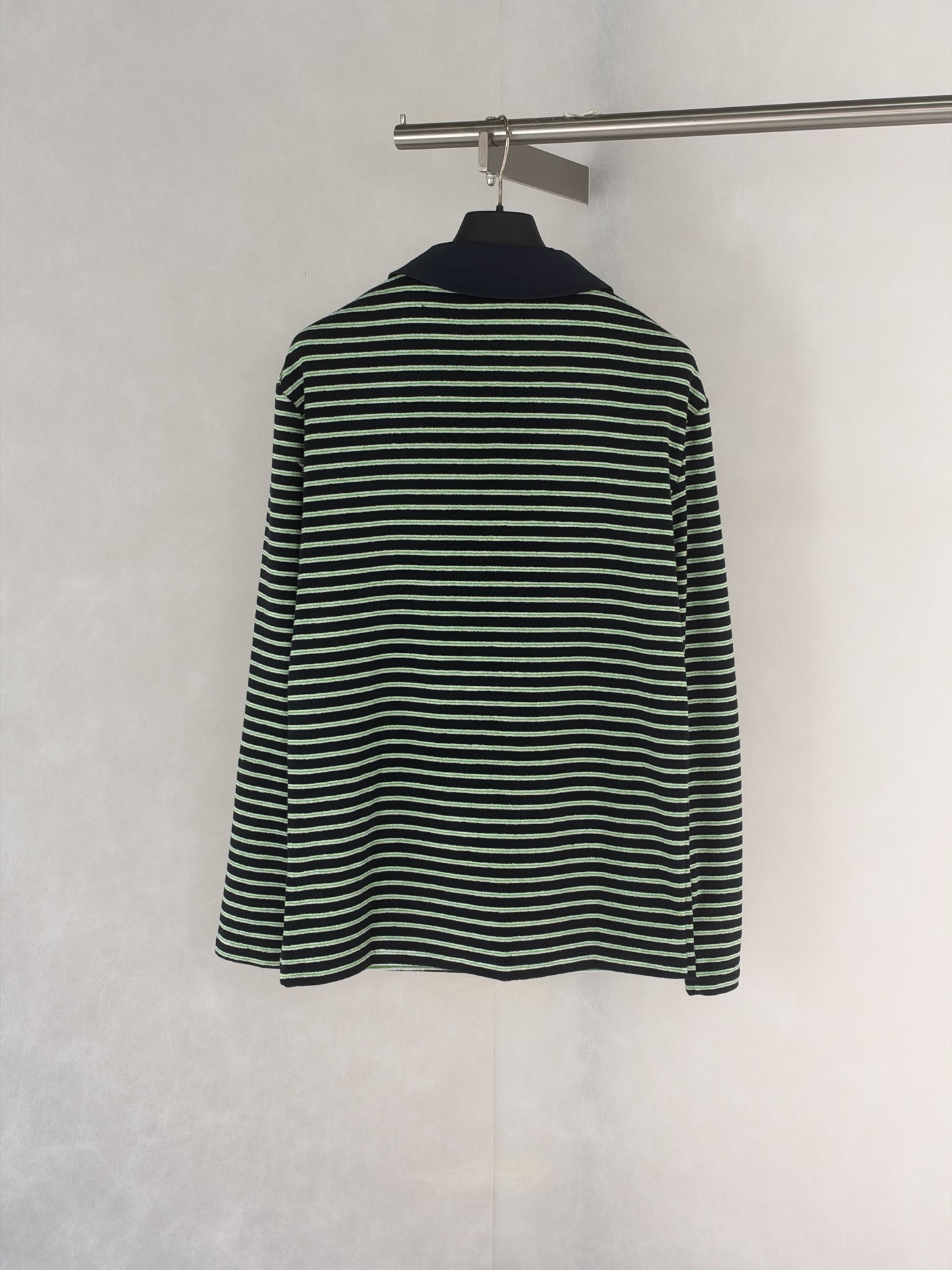 Loew*/Loewe SS26 terry cotton striped drawstring long-sleeved Polo shirt Custom-woven terry striped fabric, black base with green + white double thin horizontal stripes, color card repeatedly adjusted, stripe spacing and width are completely aligned with the original version, front and back textures are the same, navy blue woven splicing Polo collar, the fabric is crisp and not soft; the collar drawstring is matched with plastic buckles, the details are fully restored, the three-dimensional embroidery logo on the chest, the stitching is dense and full, and the positioning is accurate Size:S/M/L/XL - Image 2