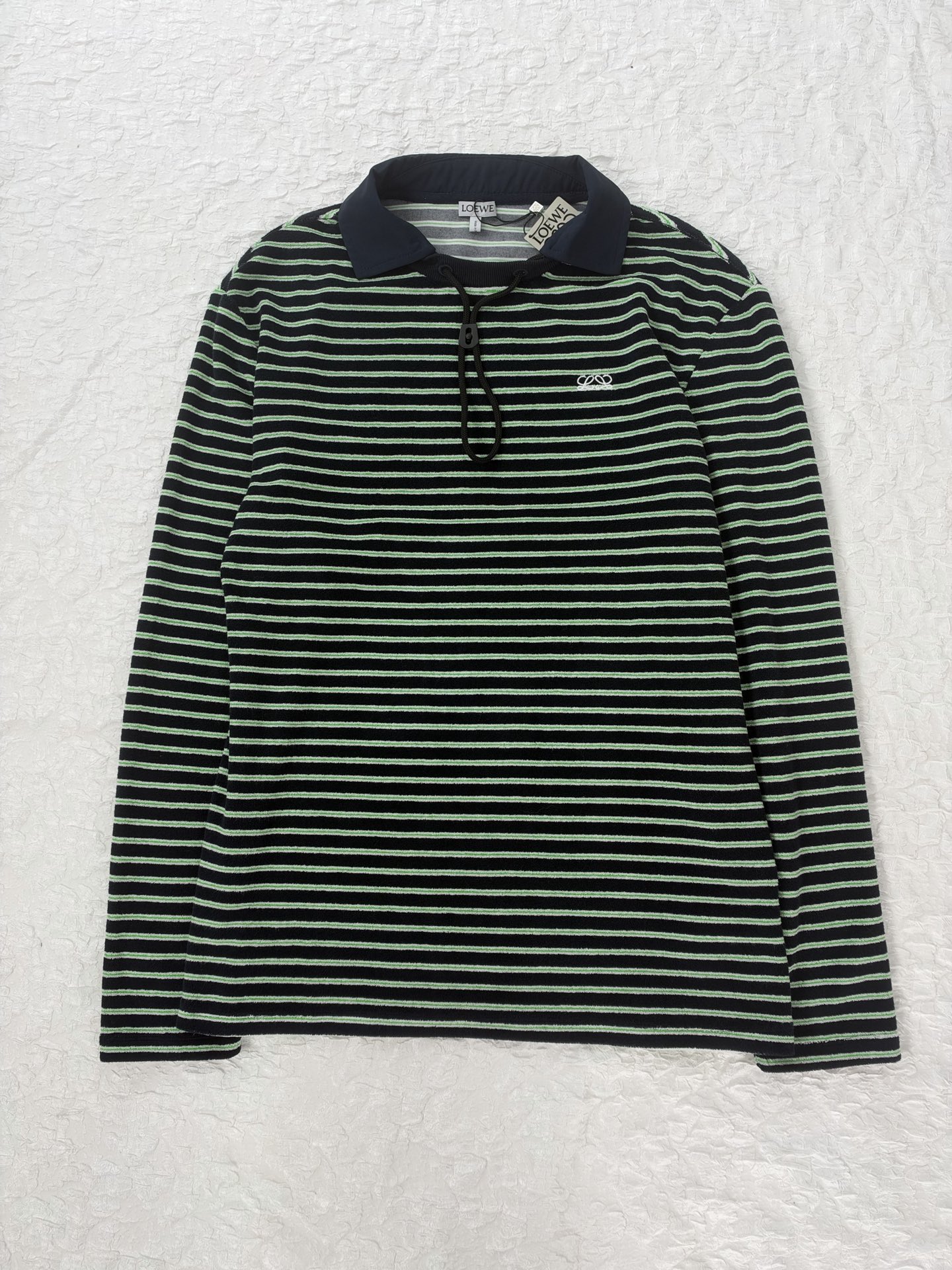 Loew*/Loewe SS26 terry cotton striped drawstring long-sleeved Polo shirt Custom-woven terry striped fabric, black base with green + white double thin horizontal stripes, color card repeatedly adjusted, stripe spacing and width are completely aligned with the original version, front and back textures are the same, navy blue woven splicing Polo collar, the fabric is crisp and not soft; the collar drawstring is matched with plastic buckles, the details are fully restored, the three-dimensional embroidery logo on the chest, the stitching is dense and full, and the positioning is accurate Size:S/M/L/XL - Image 3