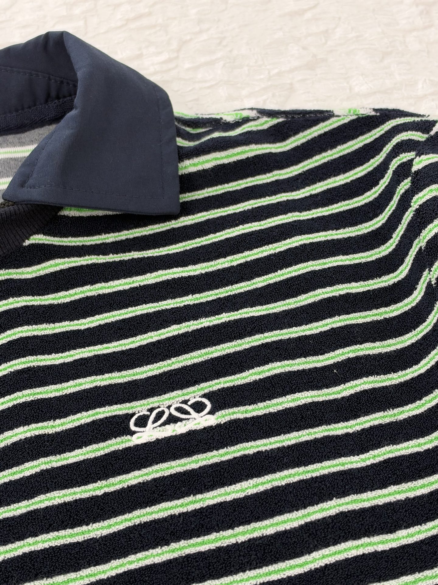 Loew*/Loewe SS26 terry cotton striped drawstring long-sleeved Polo shirt Custom-woven terry striped fabric, black base with green + white double thin horizontal stripes, color card repeatedly adjusted, stripe spacing and width are completely aligned with the original version, front and back textures are the same, navy blue woven splicing Polo collar, the fabric is crisp and not soft; the collar drawstring is matched with plastic buckles, the details are fully restored, the three-dimensional embroidery logo on the chest, the stitching is dense and full, and the positioning is accurate Size:S/M/L/XL - Image 5