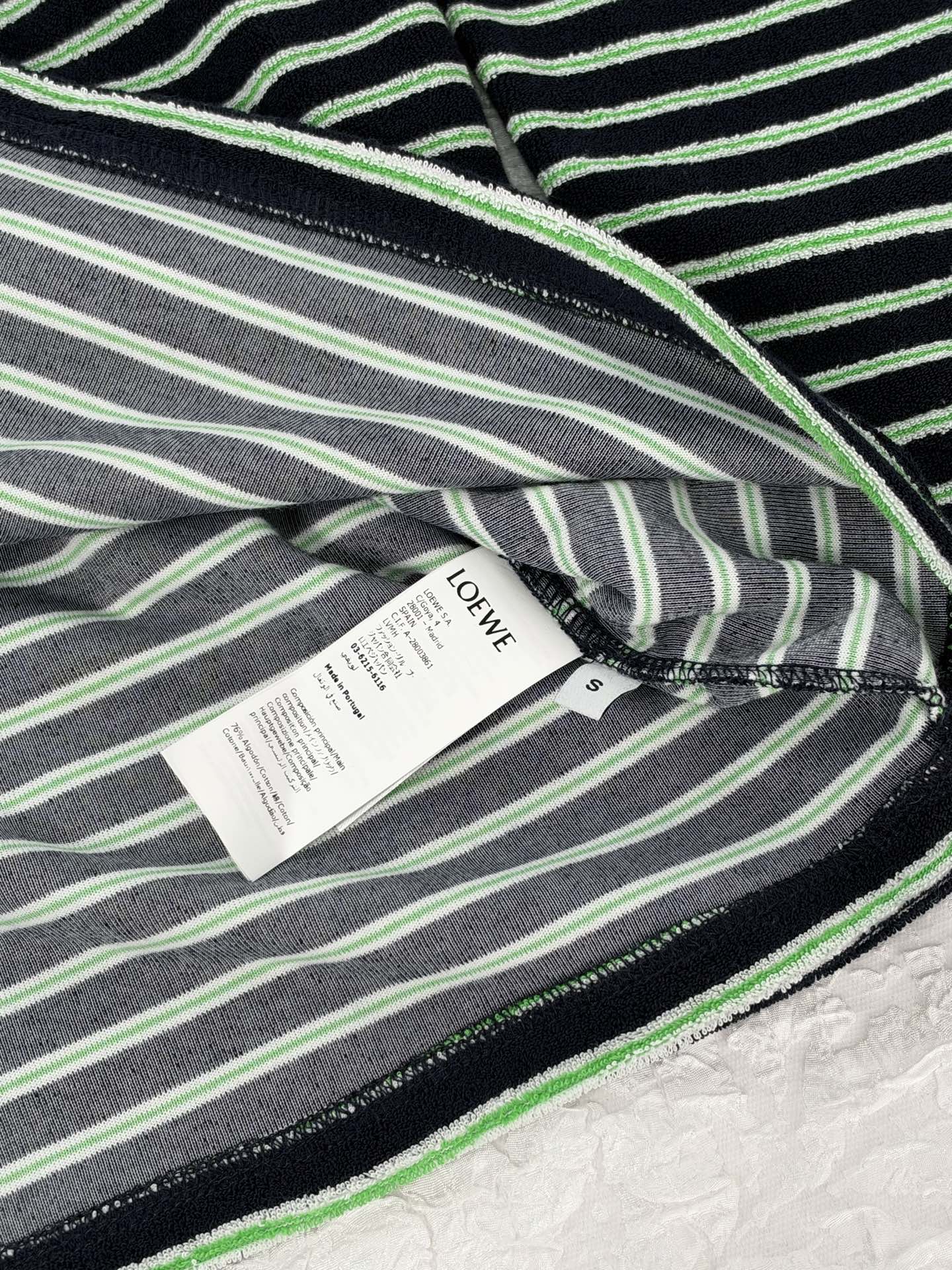 Loew*/Loewe SS26 terry cotton striped drawstring long-sleeved Polo shirt Custom-woven terry striped fabric, black base with green + white double thin horizontal stripes, color card repeatedly adjusted, stripe spacing and width are completely aligned with the original version, front and back textures are the same, navy blue woven splicing Polo collar, the fabric is crisp and not soft; the collar drawstring is matched with plastic buckles, the details are fully restored, the three-dimensional embroidery logo on the chest, the stitching is dense and full, and the positioning is accurate Size:S/M/L/XL - Image 6