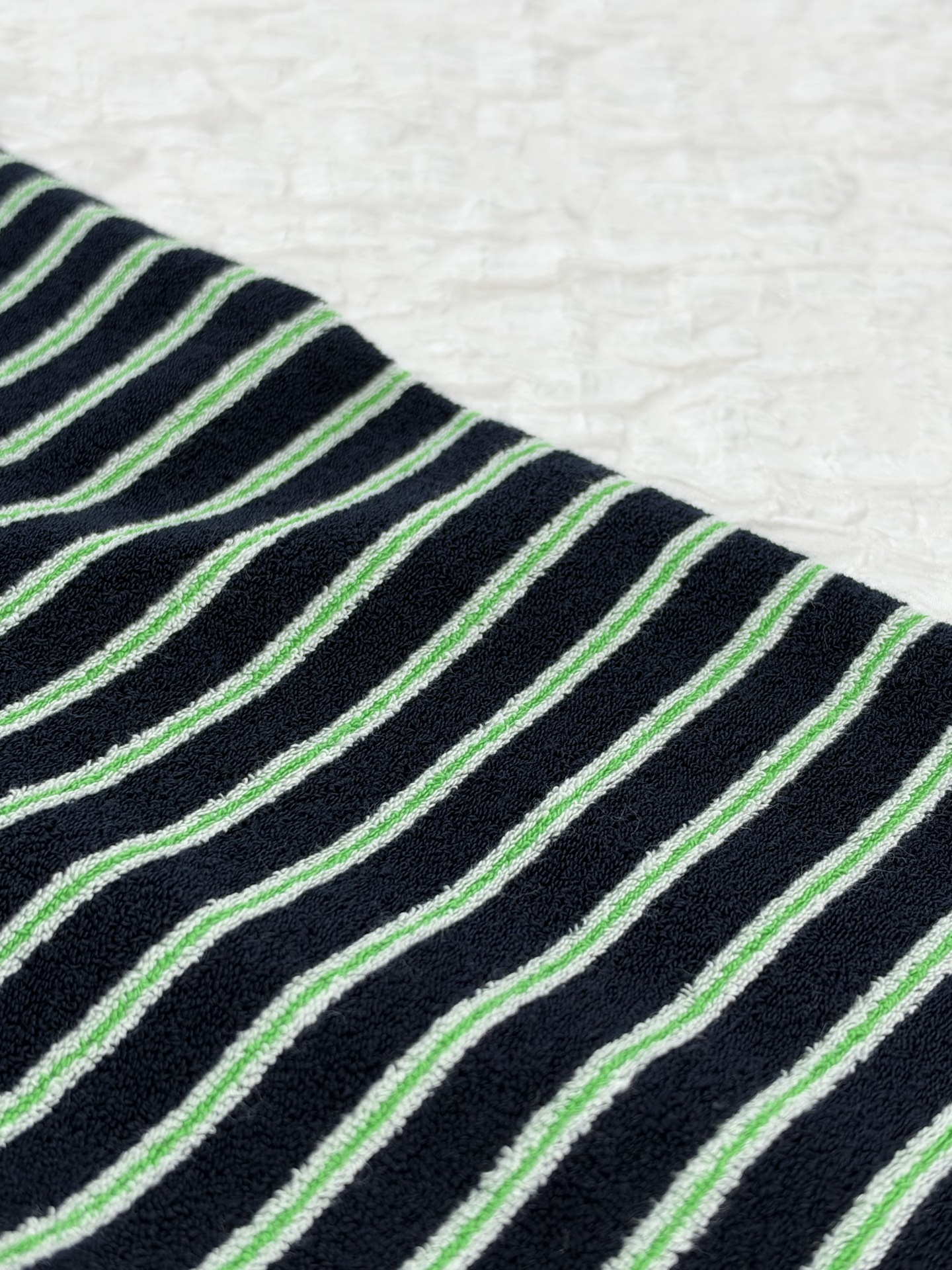 Loew*/Loewe SS26 terry cotton striped drawstring long-sleeved Polo shirt Custom-woven terry striped fabric, black base with green + white double thin horizontal stripes, color card repeatedly adjusted, stripe spacing and width are completely aligned with the original version, front and back textures are the same, navy blue woven splicing Polo collar, the fabric is crisp and not soft; the collar drawstring is matched with plastic buckles, the details are fully restored, the three-dimensional embroidery logo on the chest, the stitching is dense and full, and the positioning is accurate Size:S/M/L/XL - Image 7