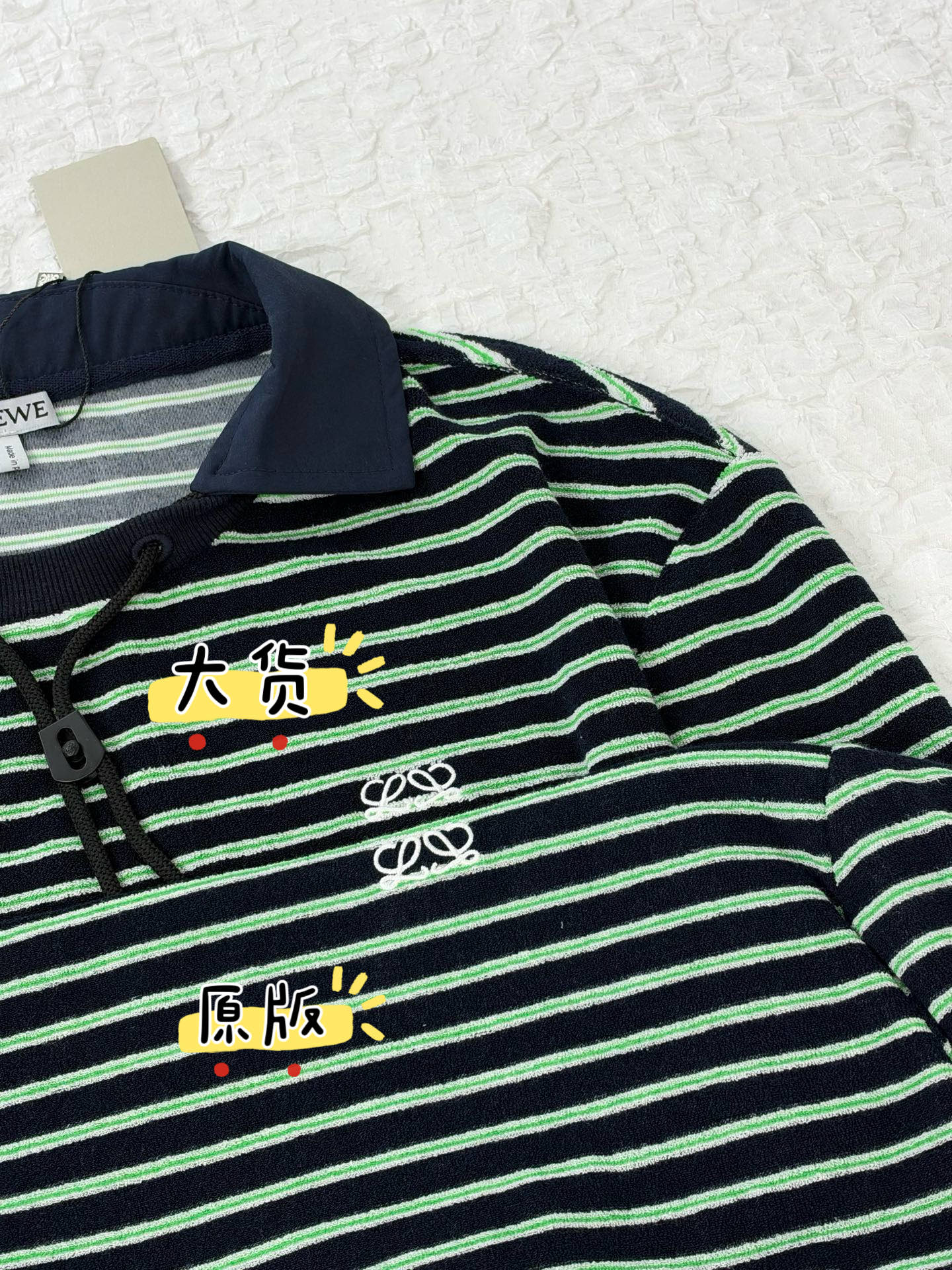 Loew*/Loewe SS26 terry cotton striped drawstring long-sleeved Polo shirt Custom-woven terry striped fabric, black base with green + white double thin horizontal stripes, color card repeatedly adjusted, stripe spacing and width are completely aligned with the original version, front and back textures are the same, navy blue woven splicing Polo collar, the fabric is crisp and not soft; the collar drawstring is matched with plastic buckles, the details are fully restored, the three-dimensional embroidery logo on the chest, the stitching is dense and full, and the positioning is accurate Size:S/M/L/XL - Image 10