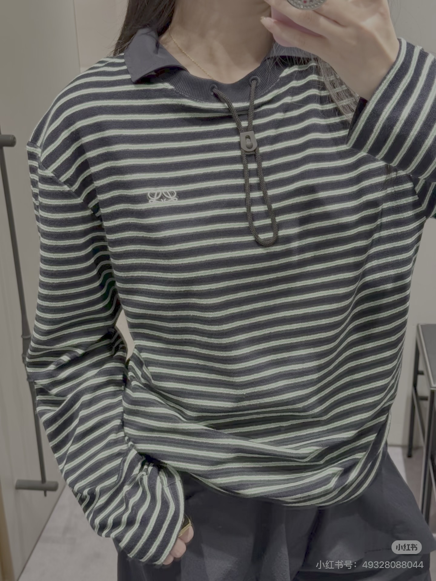 Loew*/Loewe SS26 terry cotton striped drawstring long-sleeved Polo shirt Custom-woven terry striped fabric, black base with green + white double thin horizontal stripes, color card repeatedly adjusted, stripe spacing and width are completely aligned with the original version, front and back textures are the same, navy blue woven splicing Polo collar, the fabric is crisp and not soft; the collar drawstring is matched with plastic buckles, the details are fully restored, the three-dimensional embroidery logo on the chest, the stitching is dense and full, and the positioning is accurate Size:S/M/L/XL - Image 12