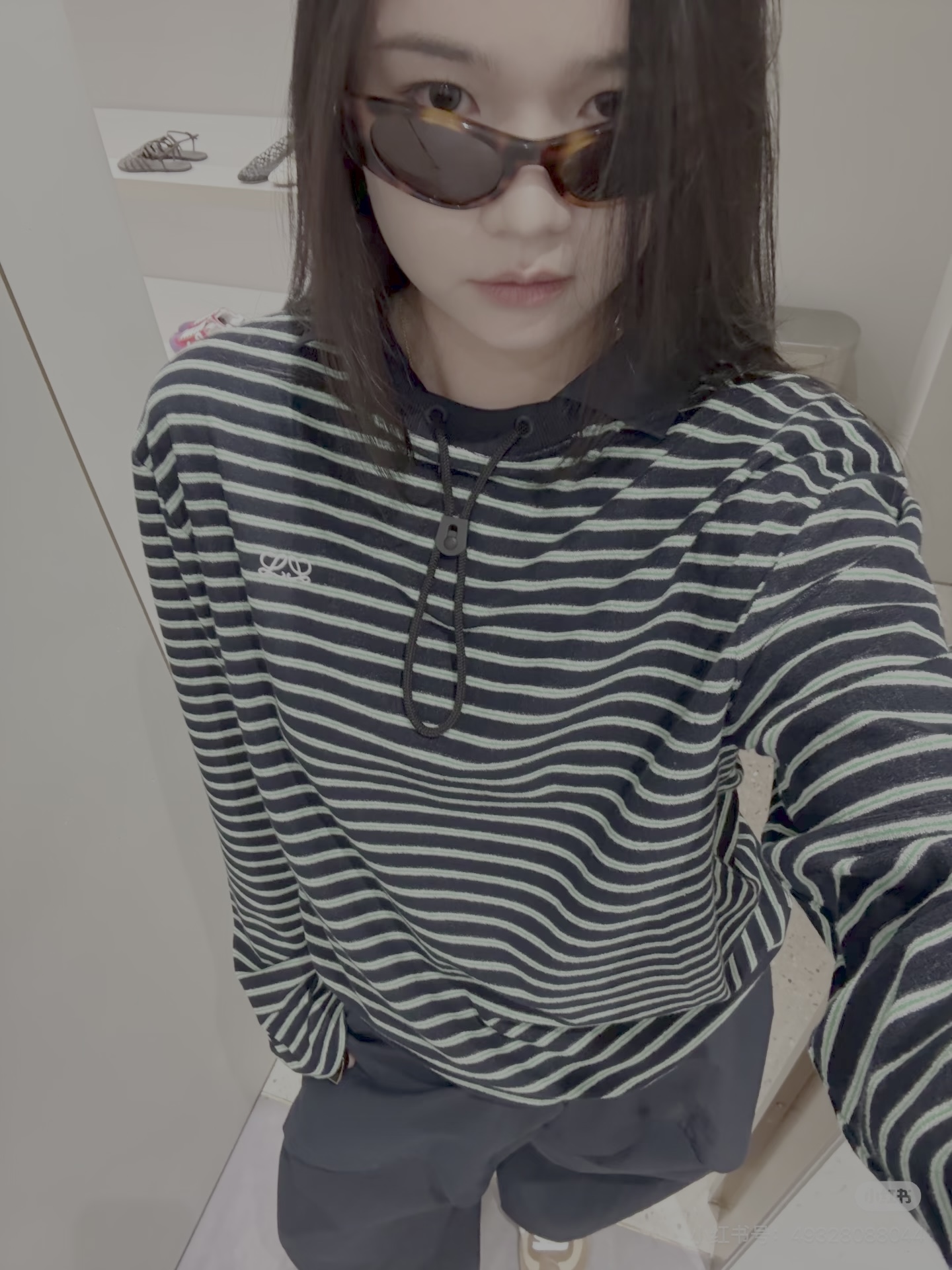 Loew*/Loewe SS26 terry cotton striped drawstring long-sleeved Polo shirt Custom-woven terry striped fabric, black base with green + white double thin horizontal stripes, color card repeatedly adjusted, stripe spacing and width are completely aligned with the original version, front and back textures are the same, navy blue woven splicing Polo collar, the fabric is crisp and not soft; the collar drawstring is matched with plastic buckles, the details are fully restored, the three-dimensional embroidery logo on the chest, the stitching is dense and full, and the positioning is accurate Size:S/M/L/XL - Image 13
