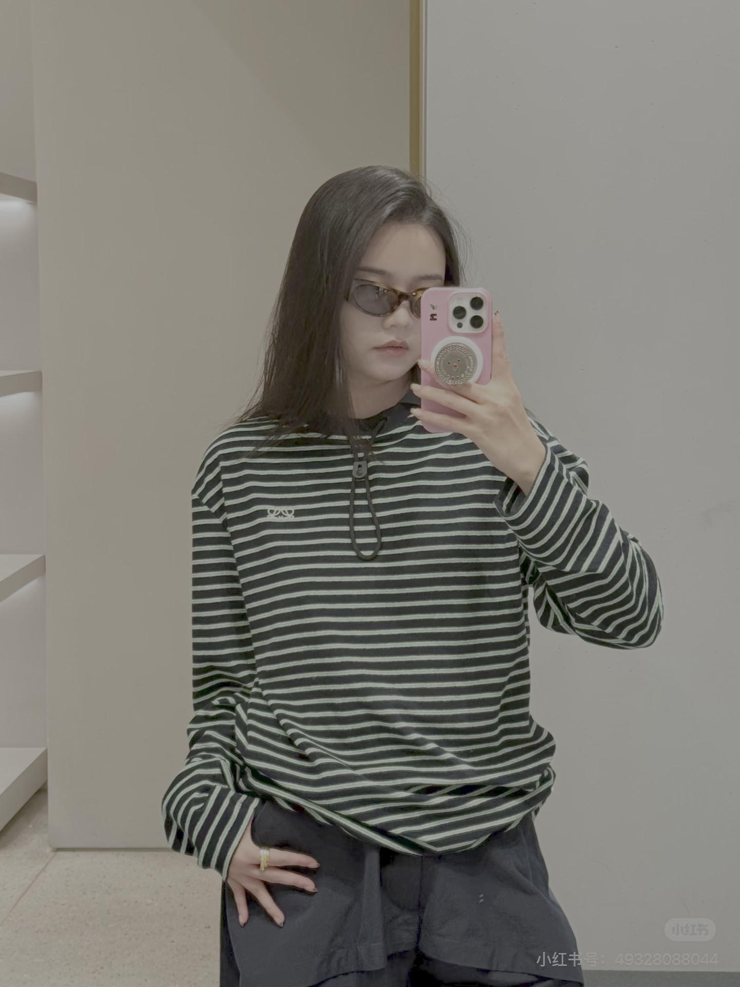 Loew*/Loewe SS26 terry cotton striped drawstring long-sleeved Polo shirt Custom-woven terry striped fabric, black base with green + white double thin horizontal stripes, color card repeatedly adjusted, stripe spacing and width are completely aligned with the original version, front and back textures are the same, navy blue woven splicing Polo collar, the fabric is crisp and not soft; the collar drawstring is matched with plastic buckles, the details are fully restored, the three-dimensional embroidery logo on the chest, the stitching is dense and full, and the positioning is accurate Size:S/M/L/XL - Image 14