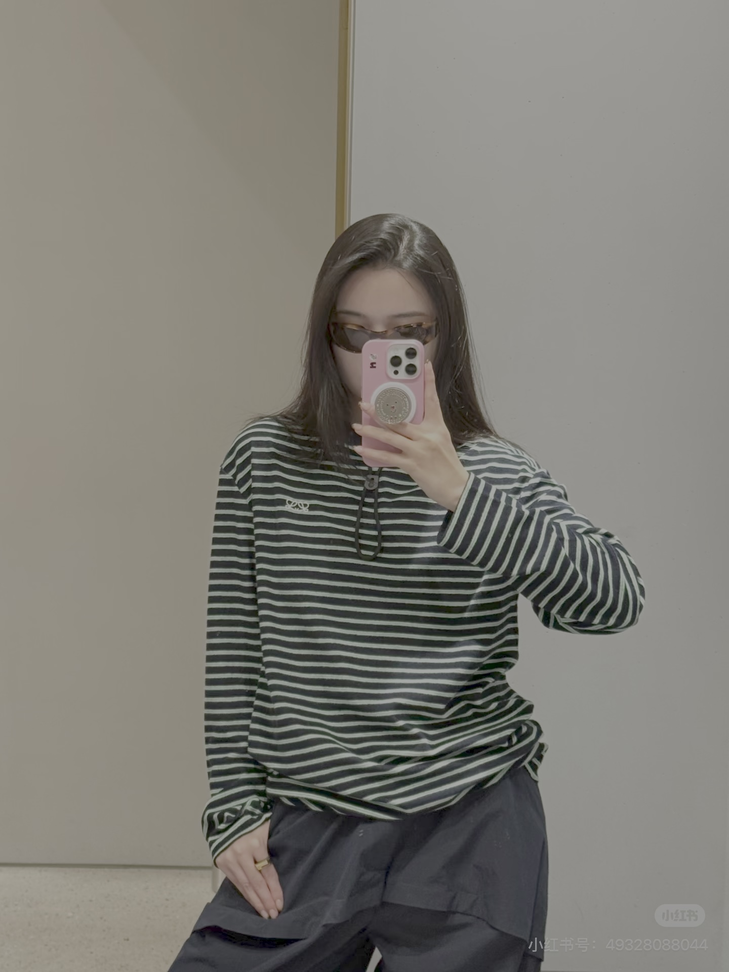 Loew*/Loewe SS26 terry cotton striped drawstring long-sleeved Polo shirt Custom-woven terry striped fabric, black base with green + white double thin horizontal stripes, color card repeatedly adjusted, stripe spacing and width are completely aligned with the original version, front and back textures are the same, navy blue woven splicing Polo collar, the fabric is crisp and not soft; the collar drawstring is matched with plastic buckles, the details are fully restored, the three-dimensional embroidery logo on the chest, the stitching is dense and full, and the positioning is accurate Size:S/M/L/XL - Image 15