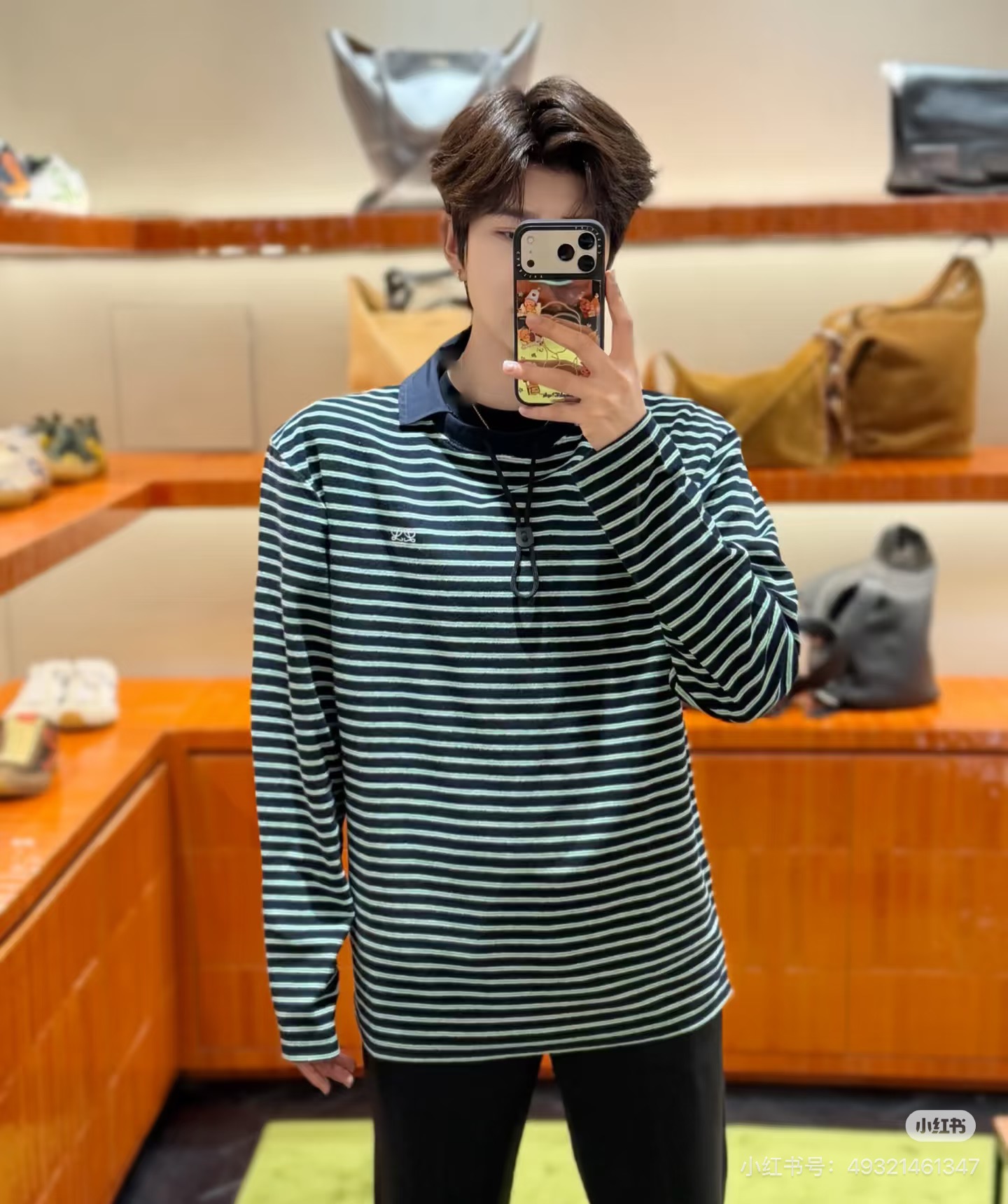 Loew*/Loewe SS26 terry cotton striped drawstring long-sleeved Polo shirt Custom-woven terry striped fabric, black base with green + white double thin horizontal stripes, color card repeatedly adjusted, stripe spacing and width are completely aligned with the original version, front and back textures are the same, navy blue woven splicing Polo collar, the fabric is crisp and not soft; the collar drawstring is matched with plastic buckles, the details are fully restored, the three-dimensional embroidery logo on the chest, the stitching is dense and full, and the positioning is accurate Size:S/M/L/XL - Image 17