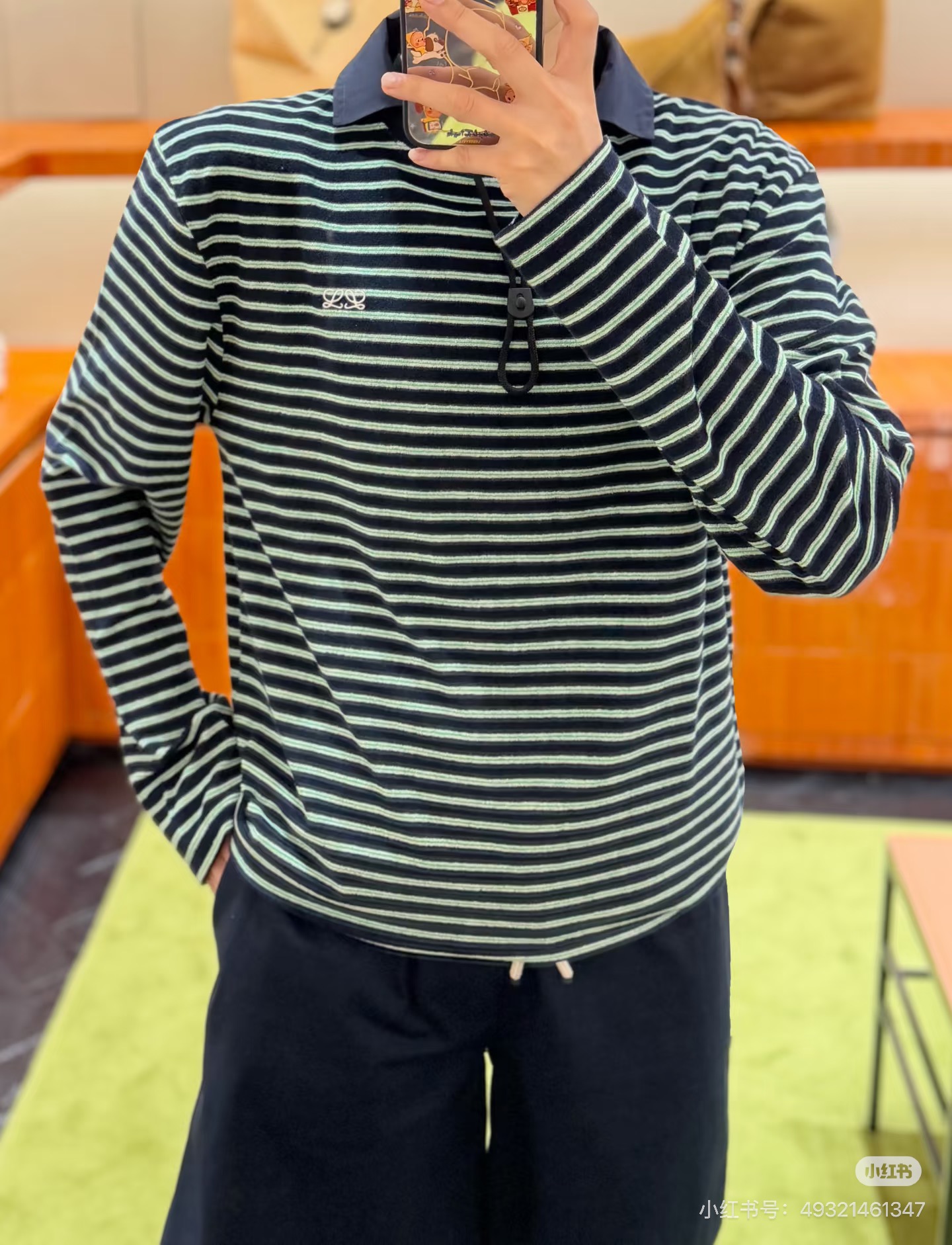 Loew*/Loewe SS26 terry cotton striped drawstring long-sleeved Polo shirt Custom-woven terry striped fabric, black base with green + white double thin horizontal stripes, color card repeatedly adjusted, stripe spacing and width are completely aligned with the original version, front and back textures are the same, navy blue woven splicing Polo collar, the fabric is crisp and not soft; the collar drawstring is matched with plastic buckles, the details are fully restored, the three-dimensional embroidery logo on the chest, the stitching is dense and full, and the positioning is accurate Size:S/M/L/XL - Image 19