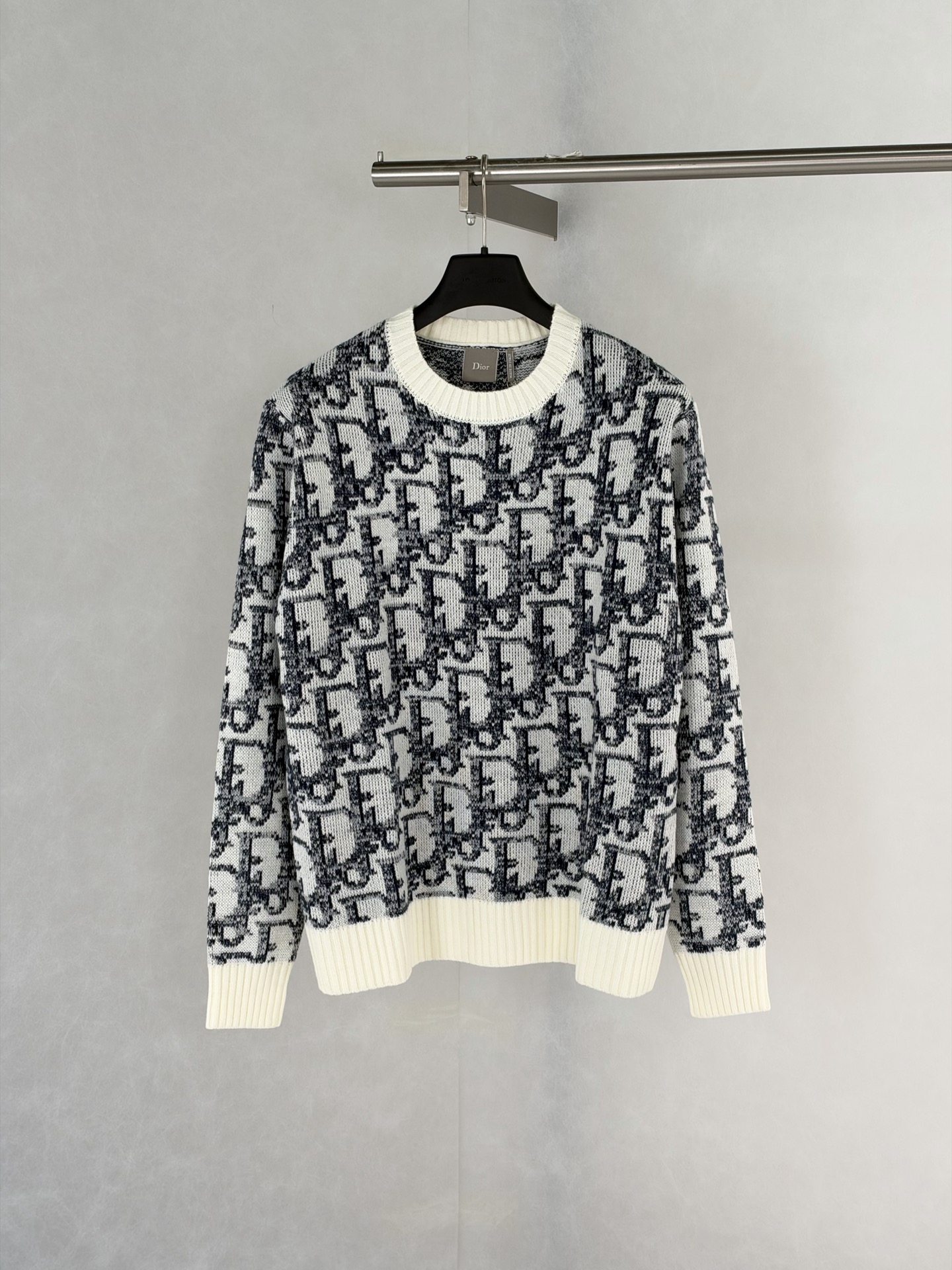 Dio*/Dior SS26 ski series Oblique all-over printed old flower jacquard round neck knitted sweater Custom-spun mixed color yarn, gray and white miscellaneous yarn texture, jacquard pattern all over the body, pattern density and color block gradient effect are in line with the original version. It is not a simple printing, the front and back have the same texture.