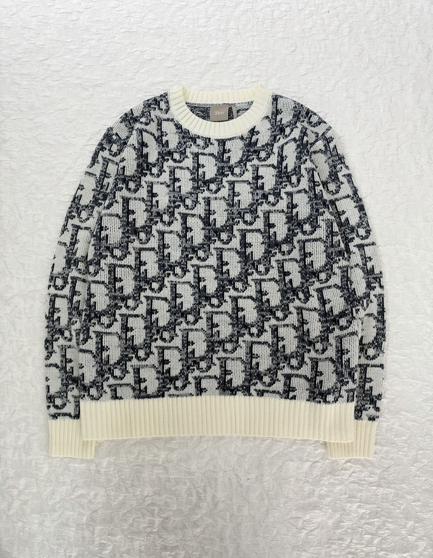Dio*/Dior SS26 ski series Oblique all-over printed old flower jacquard round neck knitted sweater Custom-spun mixed color yarn, gray and white miscellaneous yarn texture, jacquard pattern all over the body, pattern density and color block gradient effect are in line with the original version. It is not a simple printing, the front and back have the same texture. - Image 3
