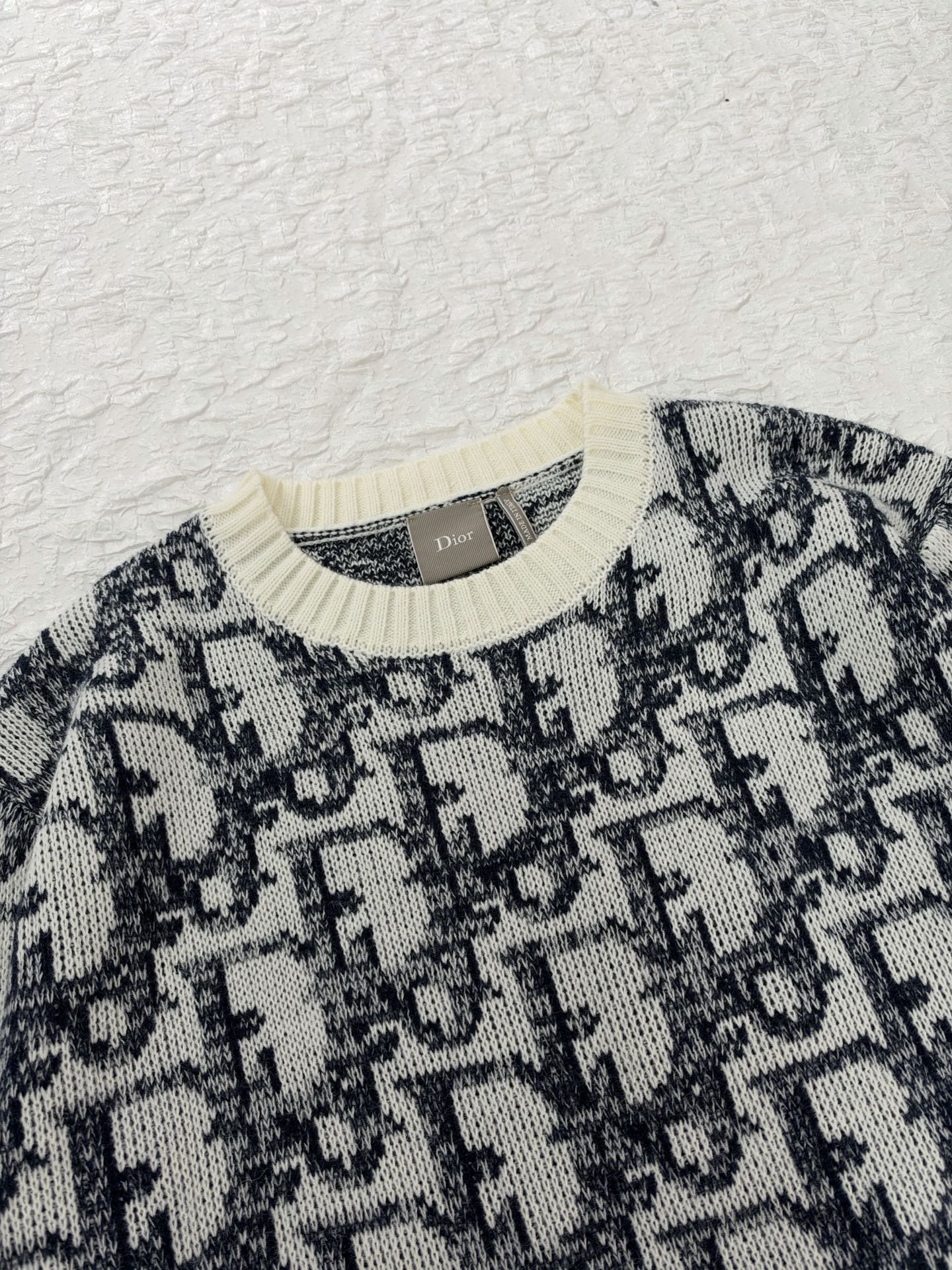 Dio*/Dior SS26 ski series Oblique all-over printed old flower jacquard round neck knitted sweater Custom-spun mixed color yarn, gray and white miscellaneous yarn texture, jacquard pattern all over the body, pattern density and color block gradient effect are in line with the original version. It is not a simple printing, the front and back have the same texture. - Image 4