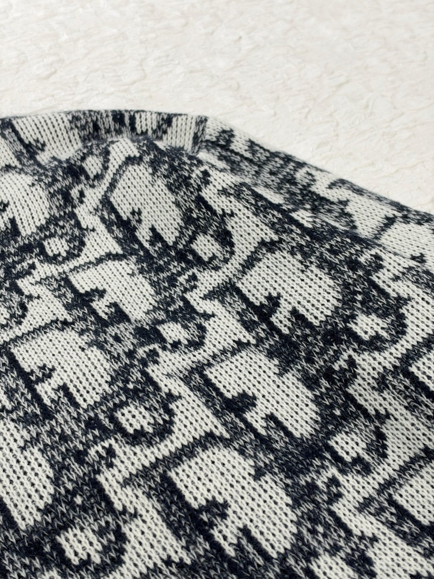 Dio*/Dior SS26 ski series Oblique all-over printed old flower jacquard round neck knitted sweater Custom-spun mixed color yarn, gray and white miscellaneous yarn texture, jacquard pattern all over the body, pattern density and color block gradient effect are in line with the original version. It is not a simple printing, the front and back have the same texture. - Image 6