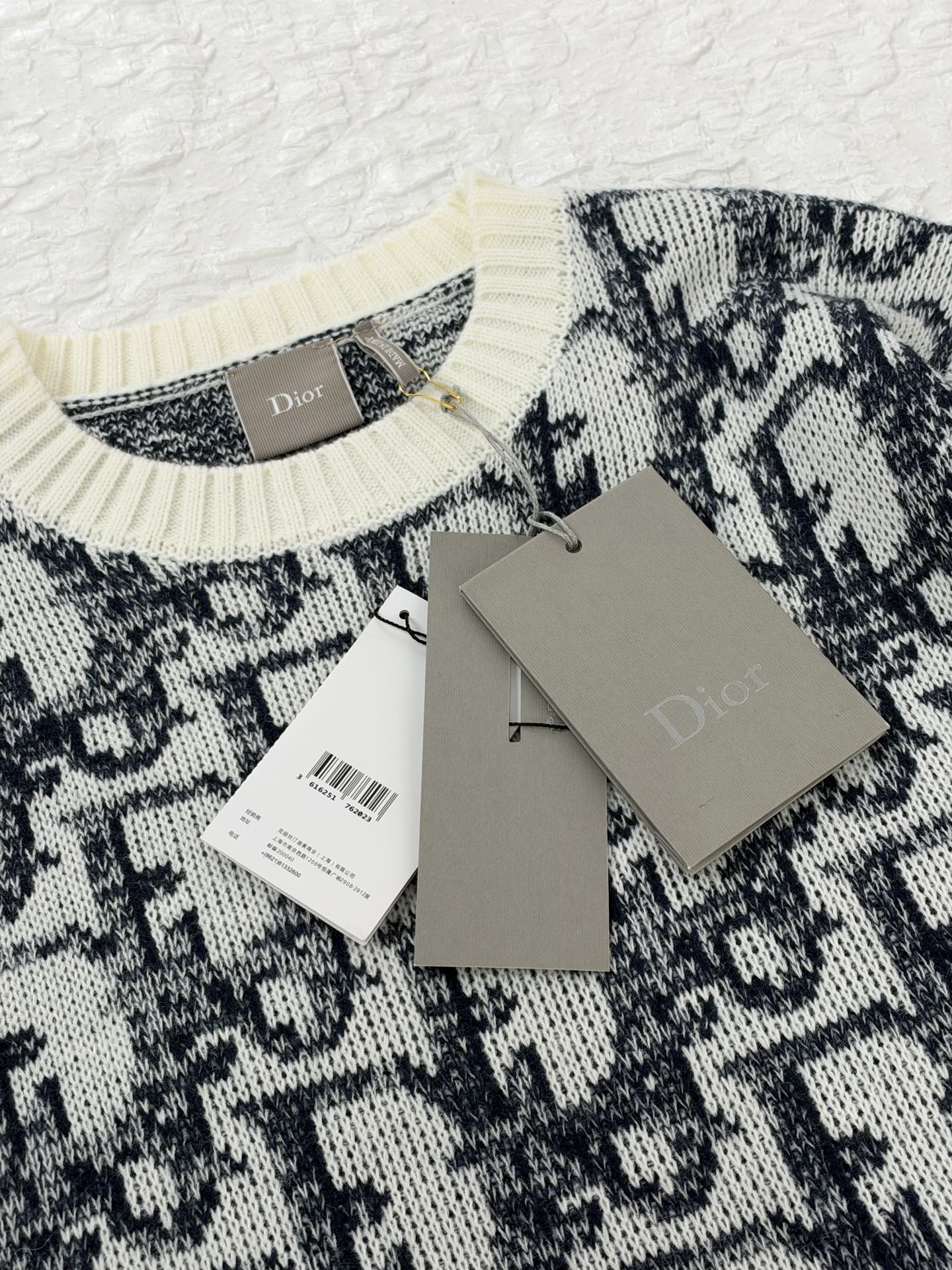 Dio*/Dior SS26 ski series Oblique all-over printed old flower jacquard round neck knitted sweater Custom-spun mixed color yarn, gray and white miscellaneous yarn texture, jacquard pattern all over the body, pattern density and color block gradient effect are in line with the original version. It is not a simple printing, the front and back have the same texture. - Image 7