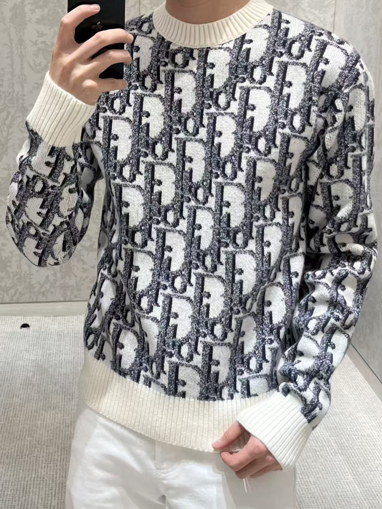 Dio*/Dior SS26 ski series Oblique all-over printed old flower jacquard round neck knitted sweater Custom-spun mixed color yarn, gray and white miscellaneous yarn texture, jacquard pattern all over the body, pattern density and color block gradient effect are in line with the original version. It is not a simple printing, the front and back have the same texture. - Image 10