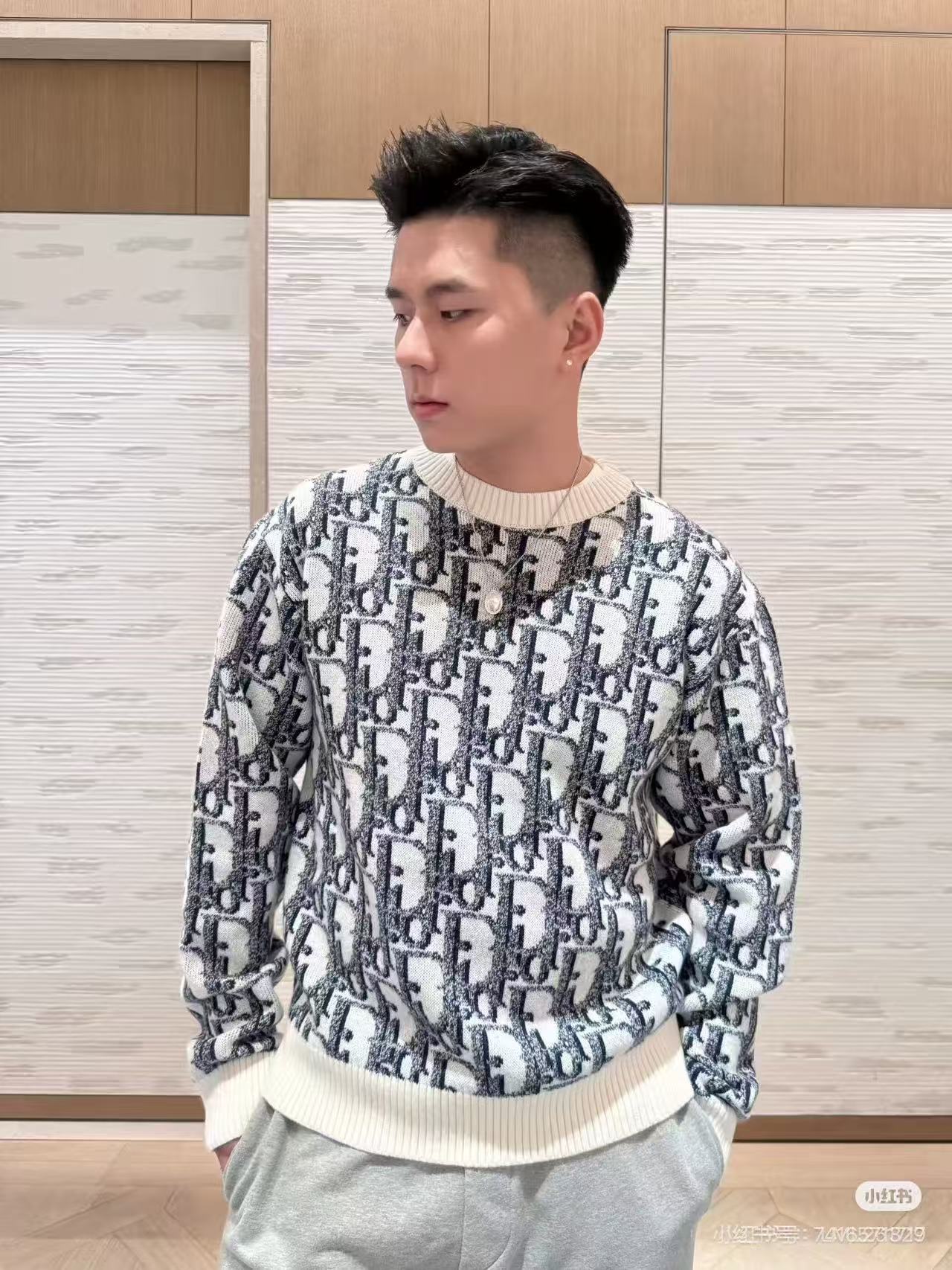 Dio*/Dior SS26 ski series Oblique all-over printed old flower jacquard round neck knitted sweater Custom-spun mixed color yarn, gray and white miscellaneous yarn texture, jacquard pattern all over the body, pattern density and color block gradient effect are in line with the original version. It is not a simple printing, the front and back have the same texture. - Image 11