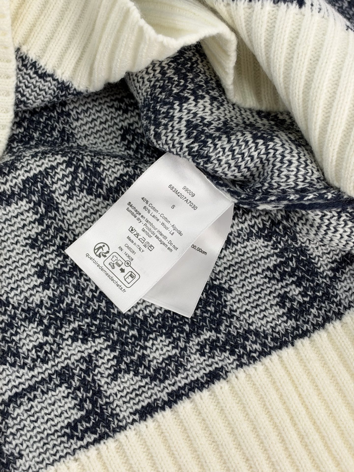 Dio*/Dior SS26 ski series Oblique all-over printed old flower jacquard round neck knitted sweater Custom-spun mixed color yarn, gray and white miscellaneous yarn texture, jacquard pattern all over the body, pattern density and color block gradient effect are in line with the original version. It is not a simple printing, the front and back have the same texture. - Image 9
