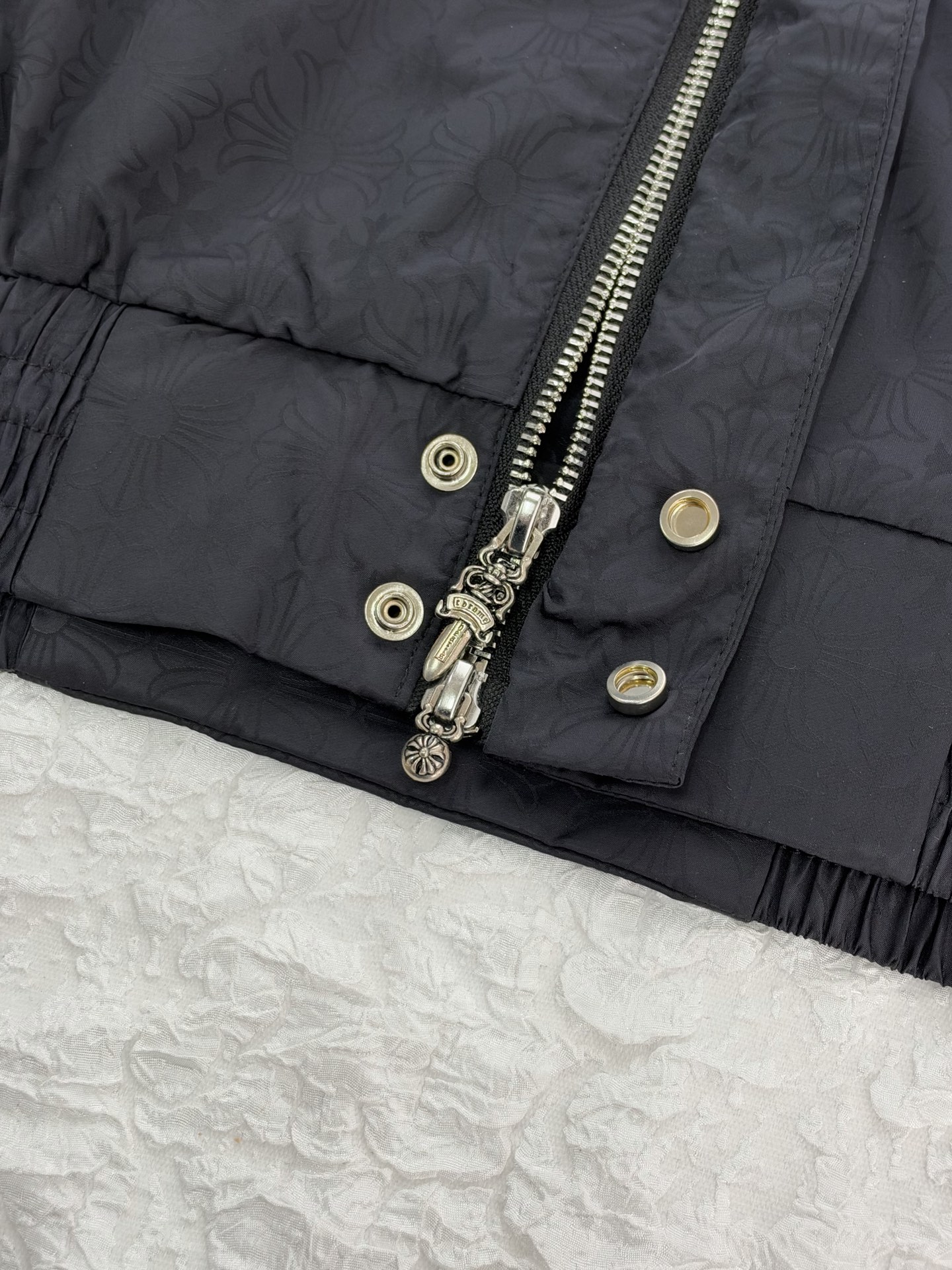 Chrome Herat*/Chrome heart dark pattern full-print cross stand-collar jacket Customized dark pattern jacquard fabric, the whole piece is covered with low-key patterns, and the texture emerges under dark light. Small letters are printed on the front, and scroll fonts are printed on a large area on the back. The color matching is repeatedly calibrated, and the font outline and line thickness are restored to the original position. Size:S/M/L/XL - Image 7