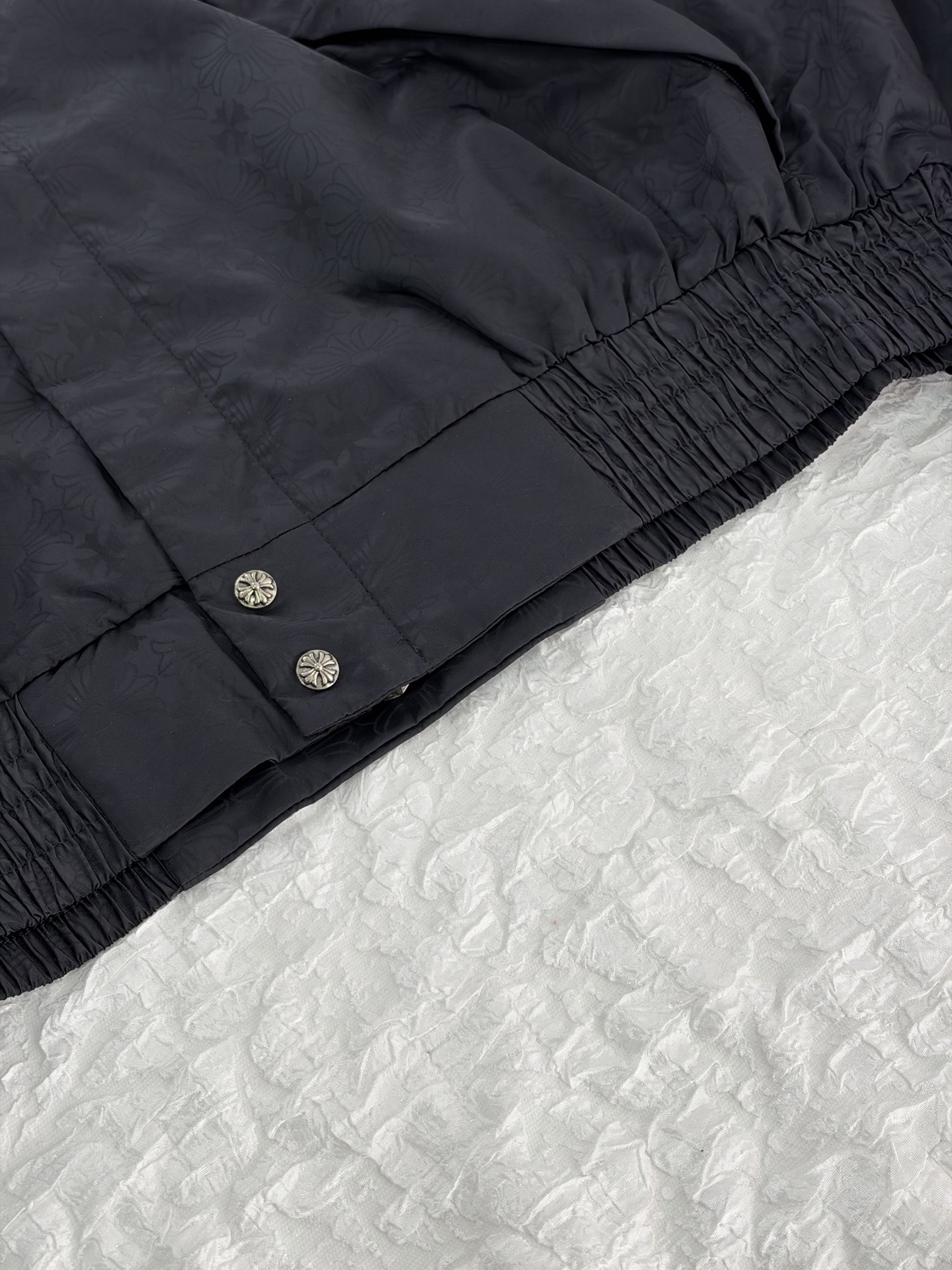 Chrome Herat*/Chrome heart dark pattern full-print cross stand-collar jacket Customized dark pattern jacquard fabric, the whole piece is covered with low-key patterns, and the texture emerges under dark light. Small letters are printed on the front, and scroll fonts are printed on a large area on the back. The color matching is repeatedly calibrated, and the font outline and line thickness are restored to the original position. Size:S/M/L/XL - Image 8