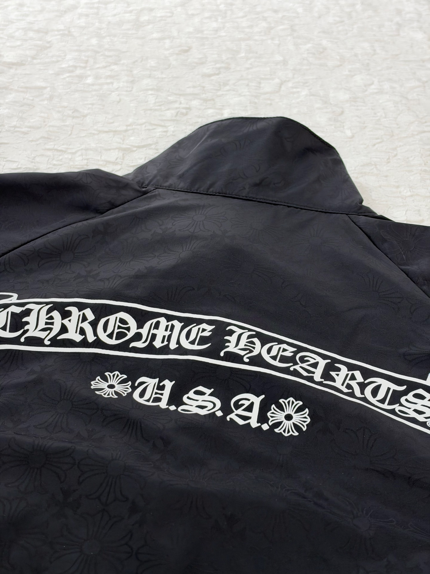 Chrome Herat*/Chrome heart dark pattern full-print cross stand-collar jacket Customized dark pattern jacquard fabric, the whole piece is covered with low-key patterns, and the texture emerges under dark light. Small letters are printed on the front, and scroll fonts are printed on a large area on the back. The color matching is repeatedly calibrated, and the font outline and line thickness are restored to the original position. Size:S/M/L/XL - Image 11
