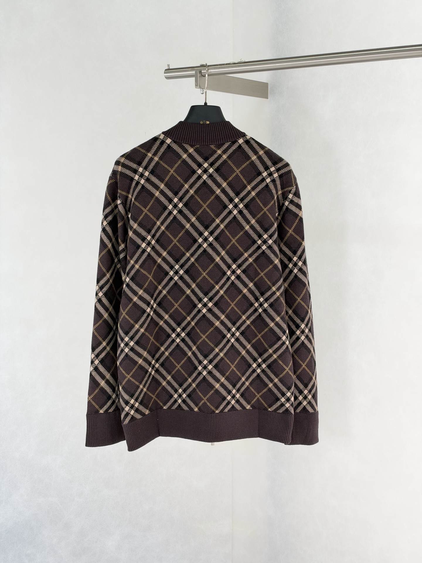 Burberr*/Burberry plaid knitted baseball collar zipper cardigan Custom-woven plaid jacquard yarn, plaid line thickness, color matching and repeated color matching, the fabric surface is smooth and delicate, the front and back textures are consistent, baseball rib round neck, full-length zipper opening and closing, pocket design on both sides; the collar, cuffs, and hem are all ribbed in the same color, with stable elasticity and not easy to deform - Image 2