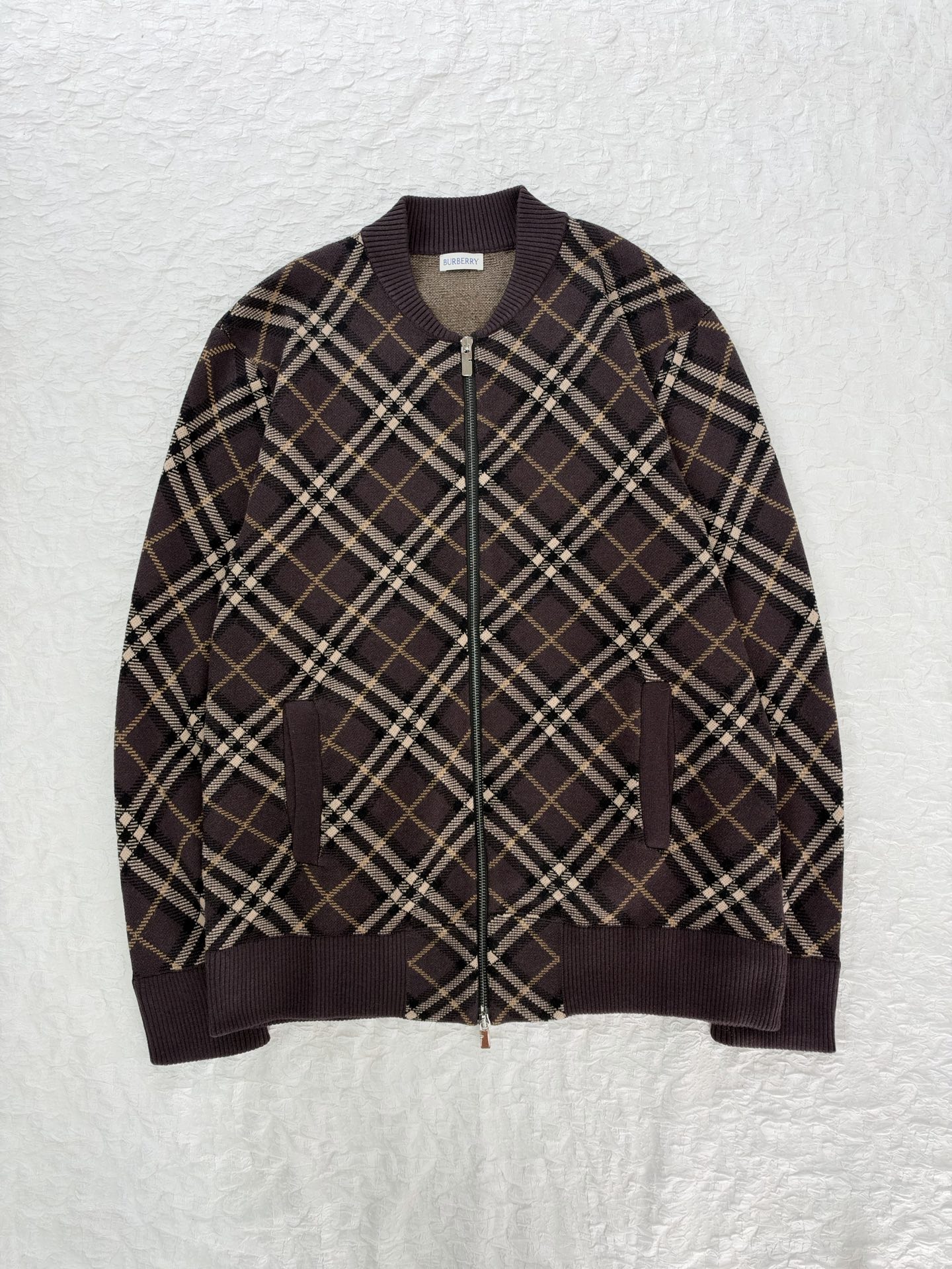 Burberr*/Burberry plaid knitted baseball collar zipper cardigan Custom-woven plaid jacquard yarn, plaid line thickness, color matching and repeated color matching, the fabric surface is smooth and delicate, the front and back textures are consistent, baseball rib round neck, full-length zipper opening and closing, pocket design on both sides; the collar, cuffs, and hem are all ribbed in the same color, with stable elasticity and not easy to deform - Image 3