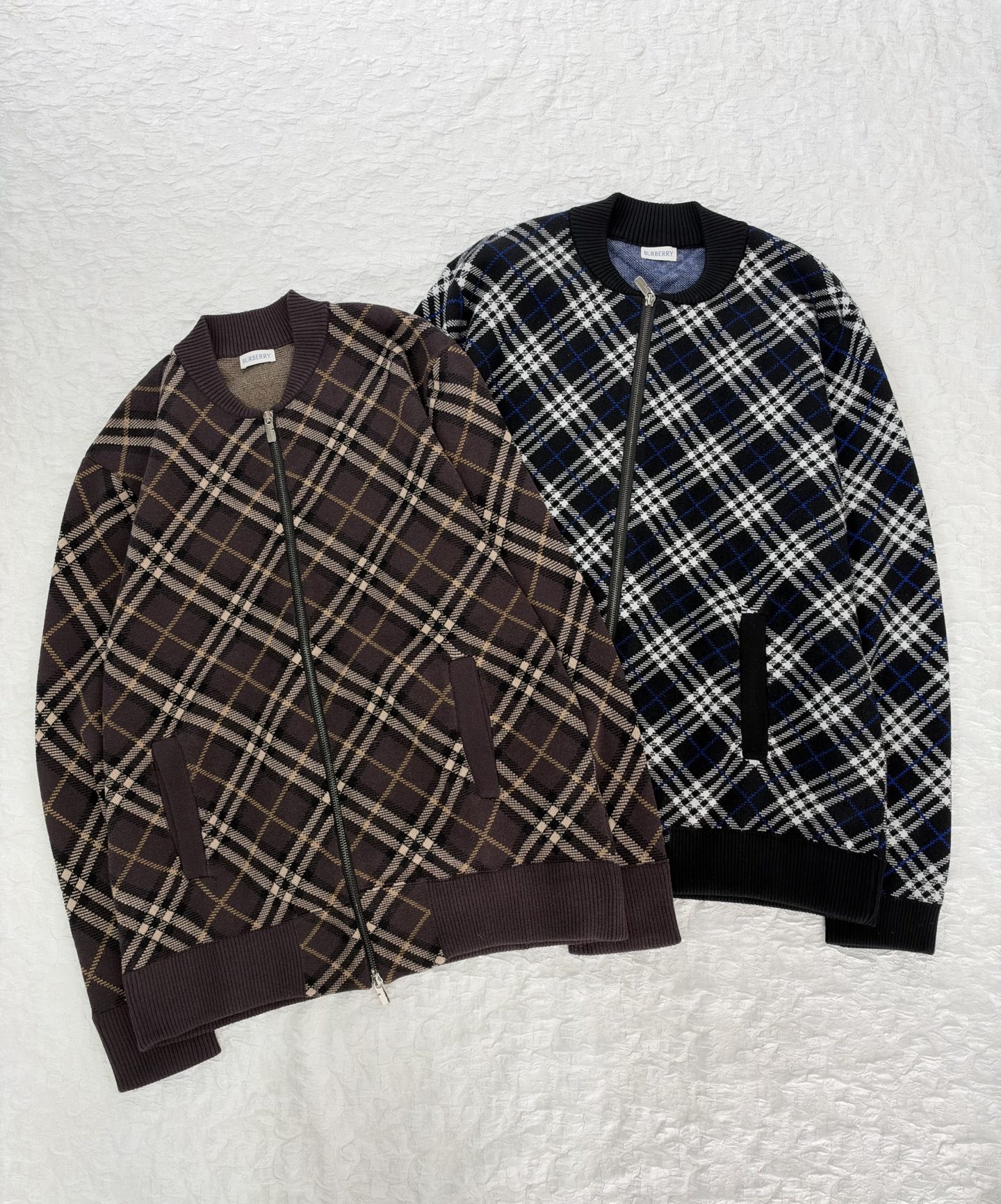 Burberr*/Burberry plaid knitted baseball collar zipper cardigan Custom-woven plaid jacquard yarn, plaid line thickness, color matching and repeated color matching, the fabric surface is smooth and delicate, the front and back textures are consistent, baseball rib round neck, full-length zipper opening and closing, pocket design on both sides; the collar, cuffs, and hem are all ribbed in the same color, with stable elasticity and not easy to deform - Image 4