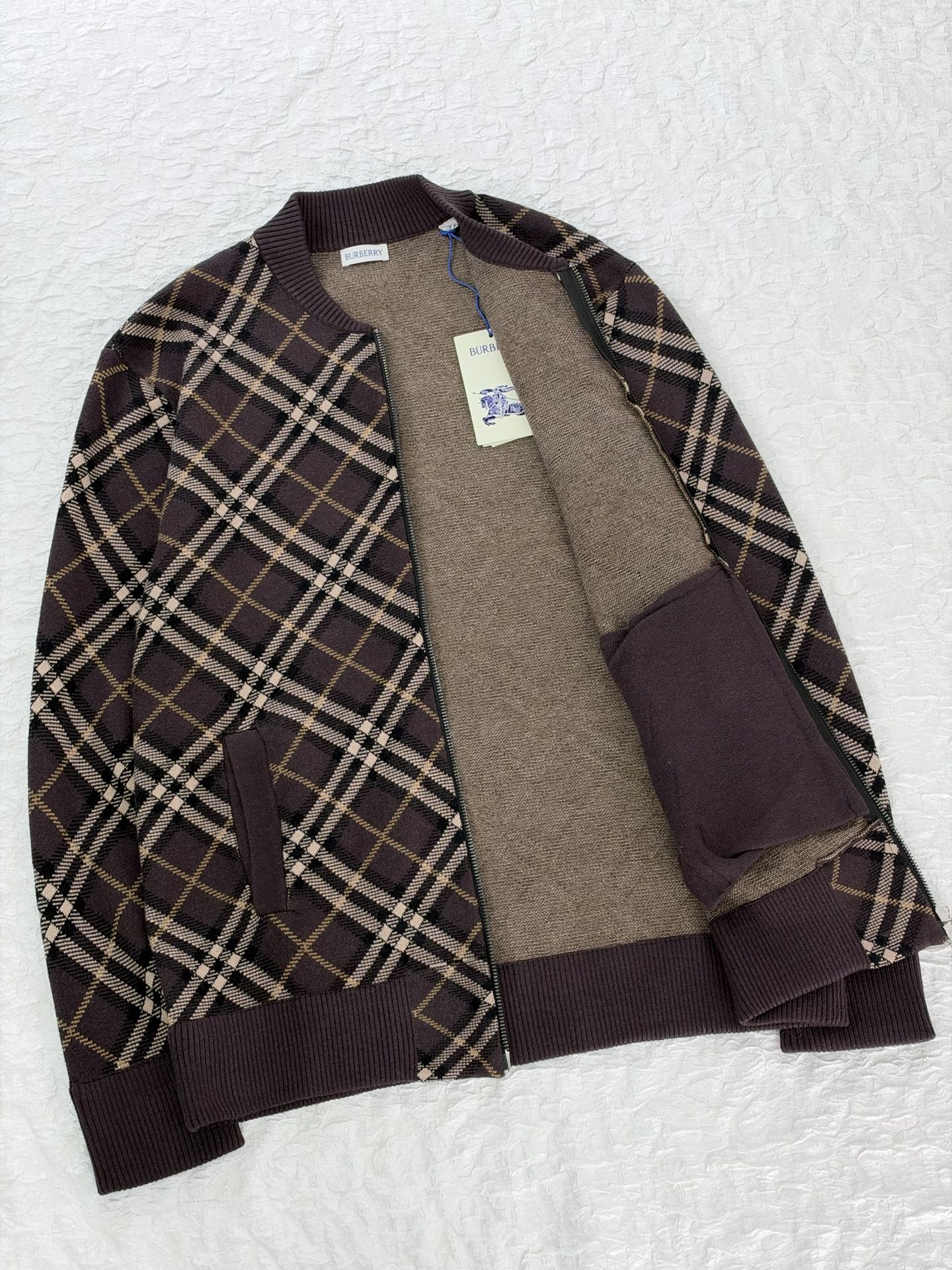 Burberr*/Burberry plaid knitted baseball collar zipper cardigan Custom-woven plaid jacquard yarn, plaid line thickness, color matching and repeated color matching, the fabric surface is smooth and delicate, the front and back textures are consistent, baseball rib round neck, full-length zipper opening and closing, pocket design on both sides; the collar, cuffs, and hem are all ribbed in the same color, with stable elasticity and not easy to deform - Image 5